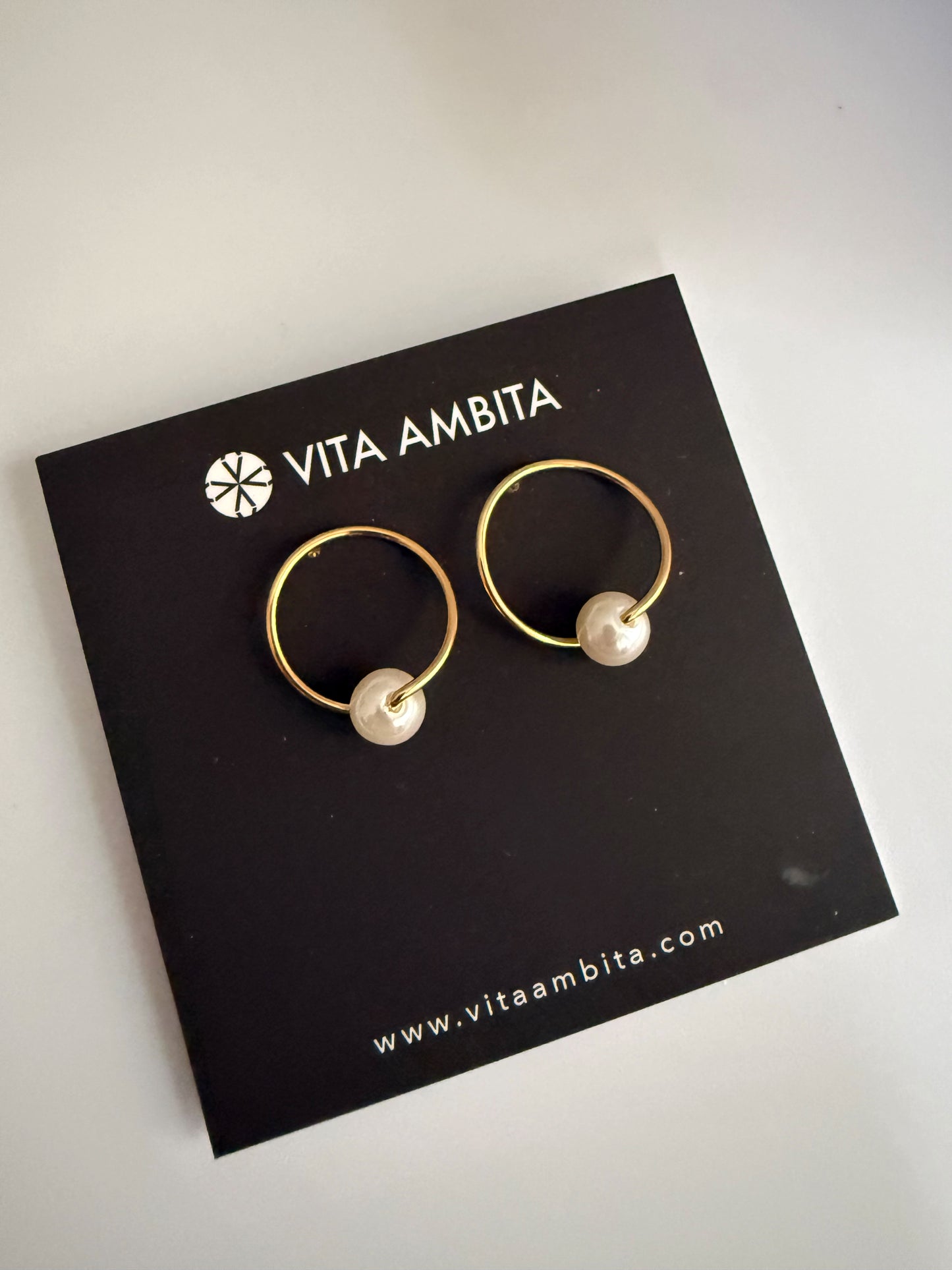 Hugged pearl earrings