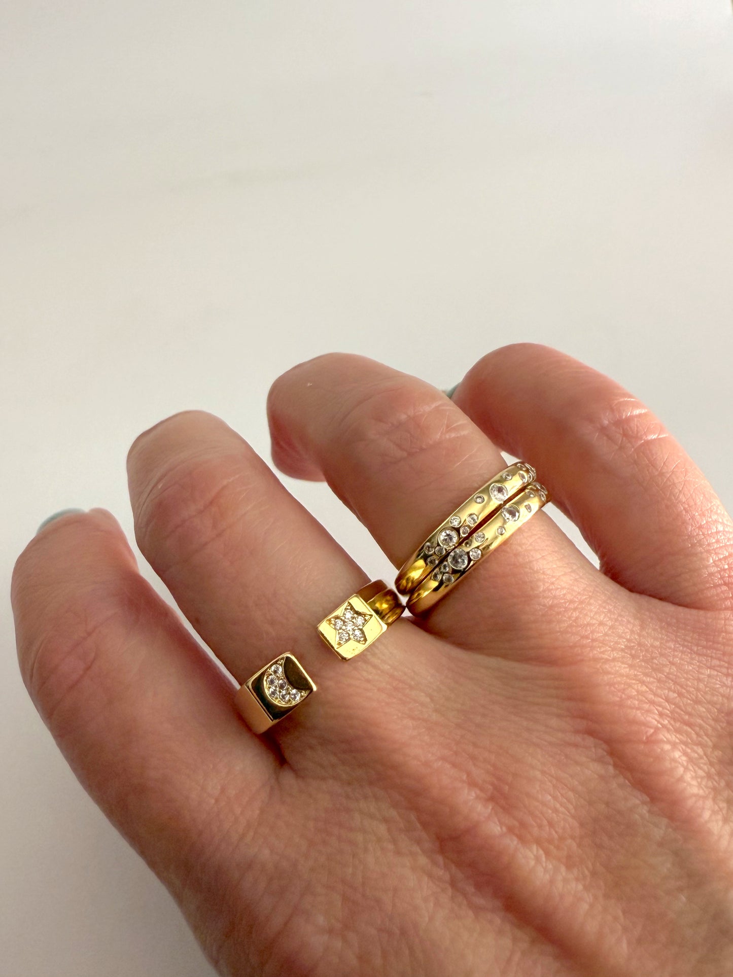 Rounded Sparkling Ring