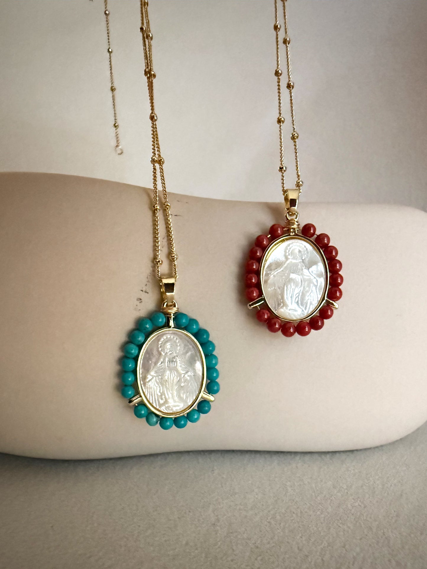 Collier pendentif Médaille Vierge Miraculeuse en nacre perlée