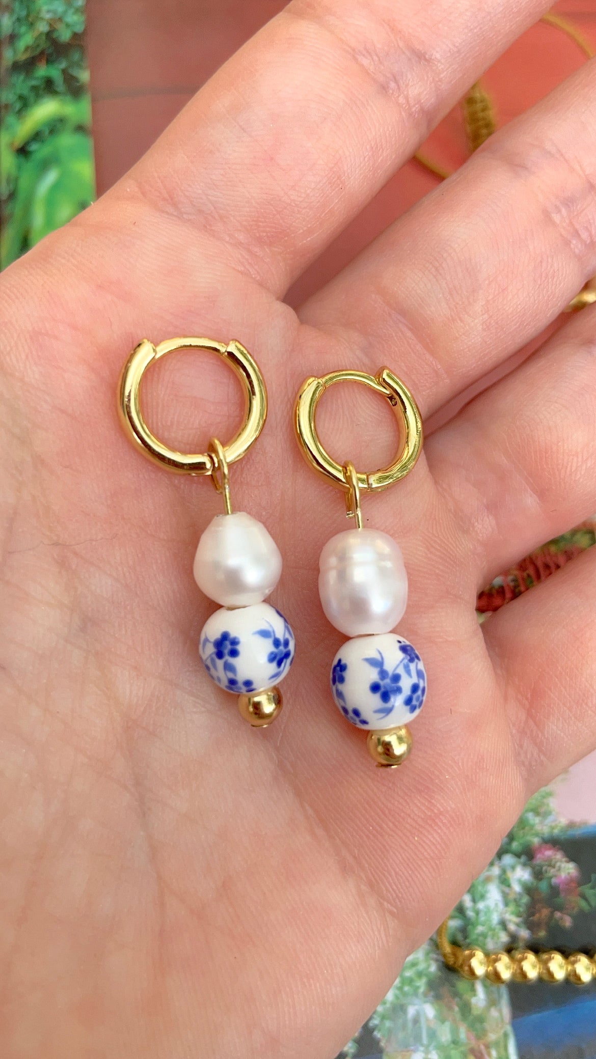 Ajouts de perles sur les boucles d'oreilles créoles