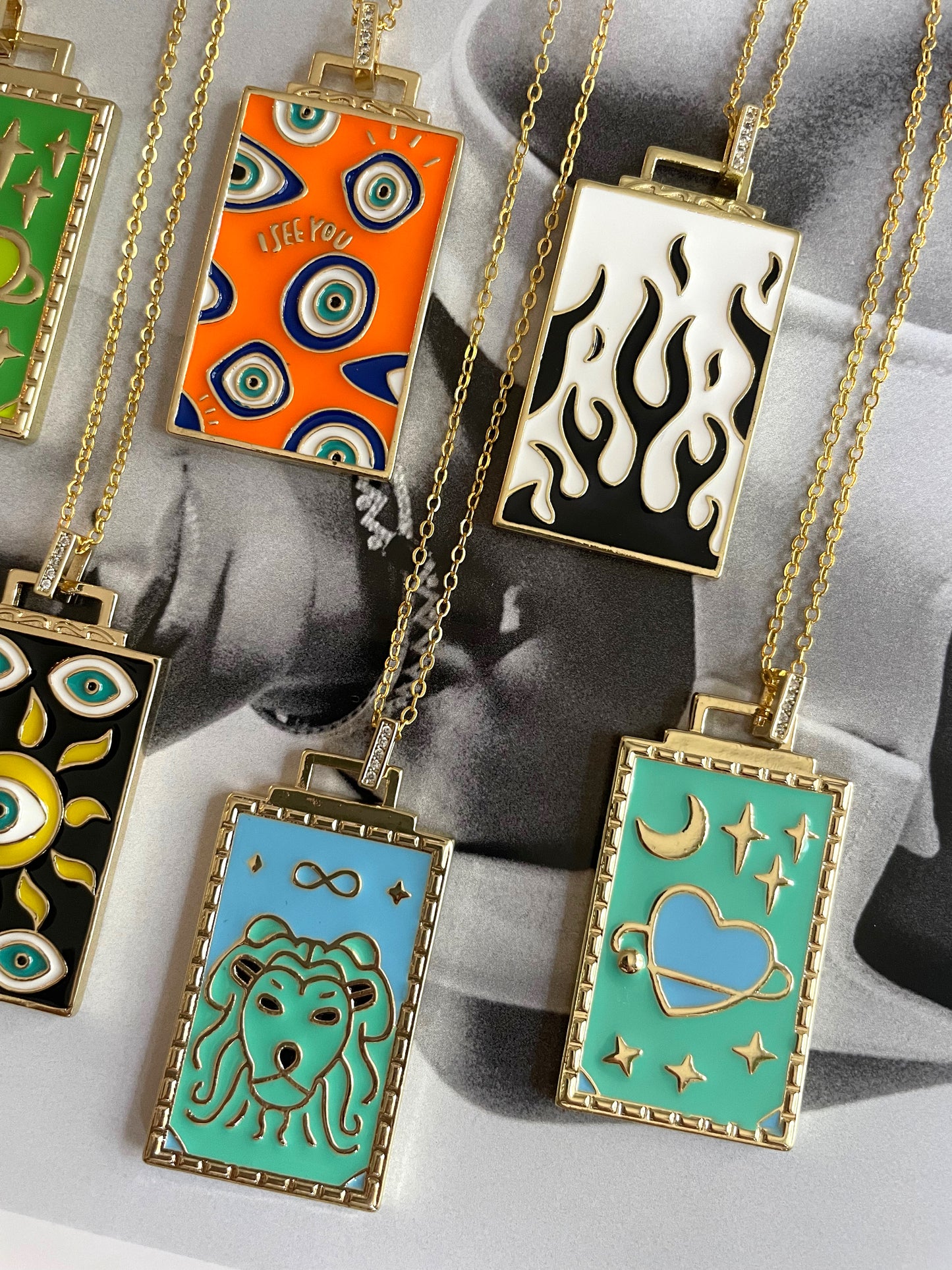 Collar con colgante de diseño colorido