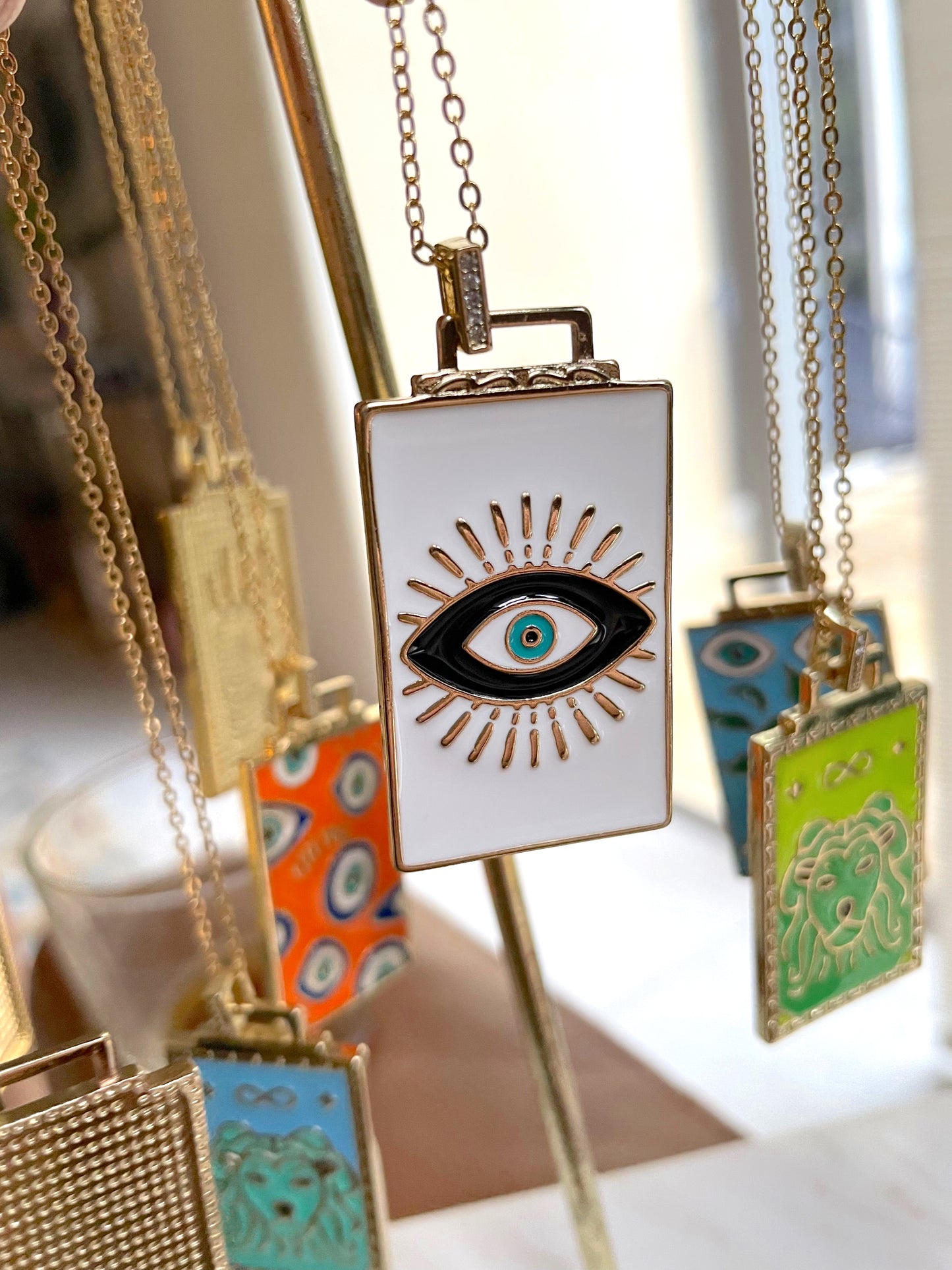 Collar con colgante de diseño colorido