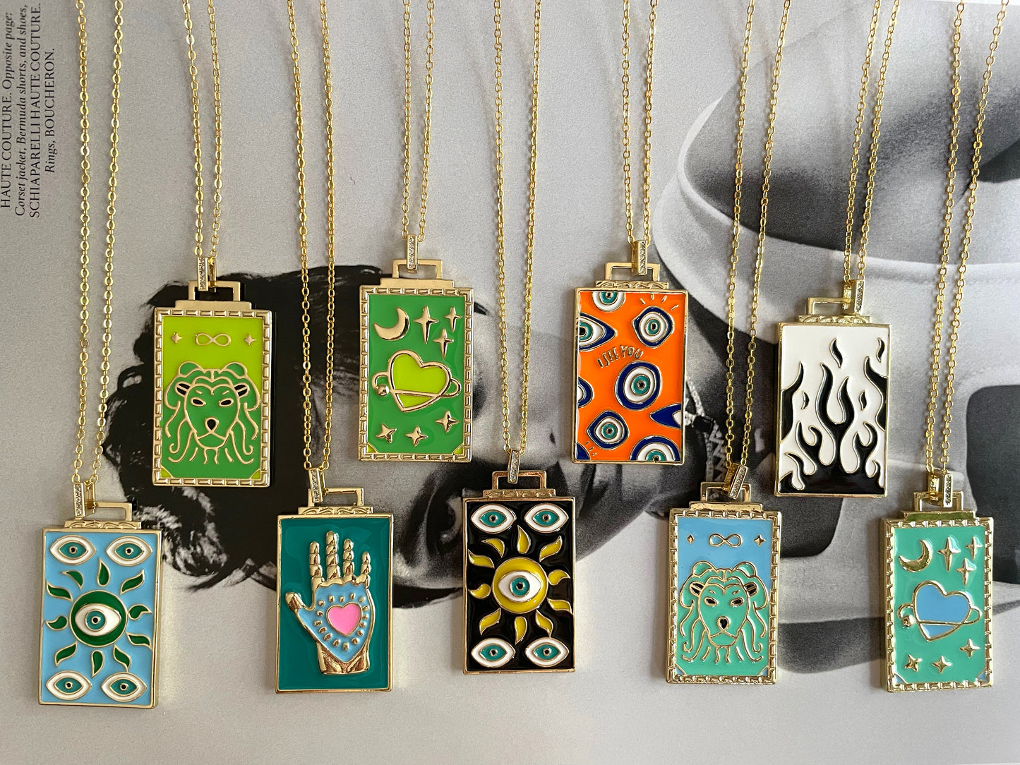 Collar con colgante de diseño colorido