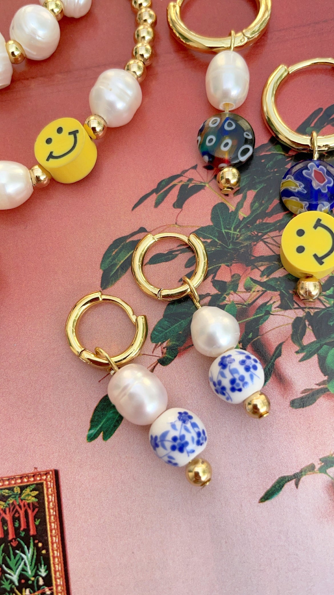 Ajouts de perles sur les boucles d'oreilles créoles