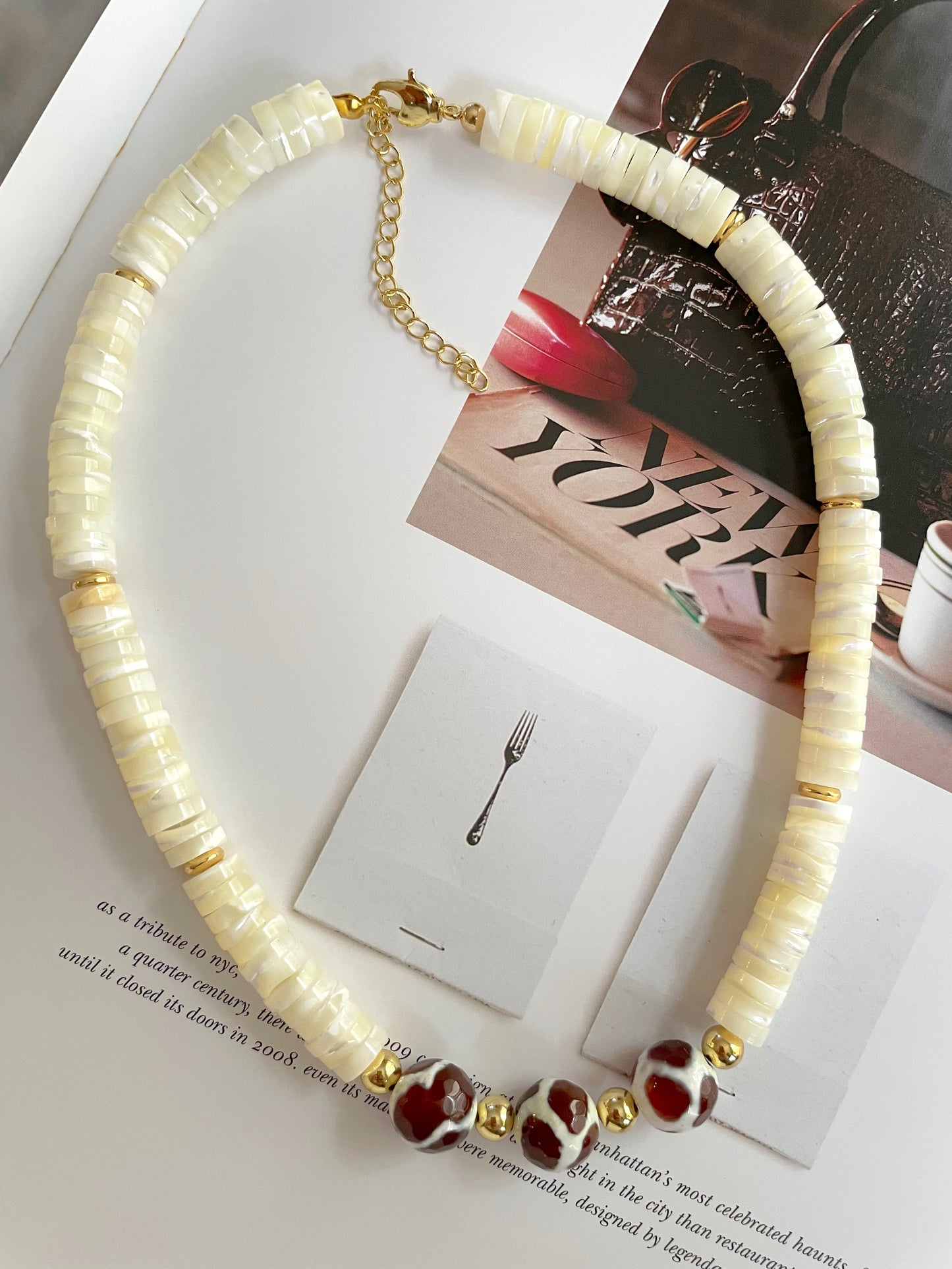 Colliers en nacre et pierres