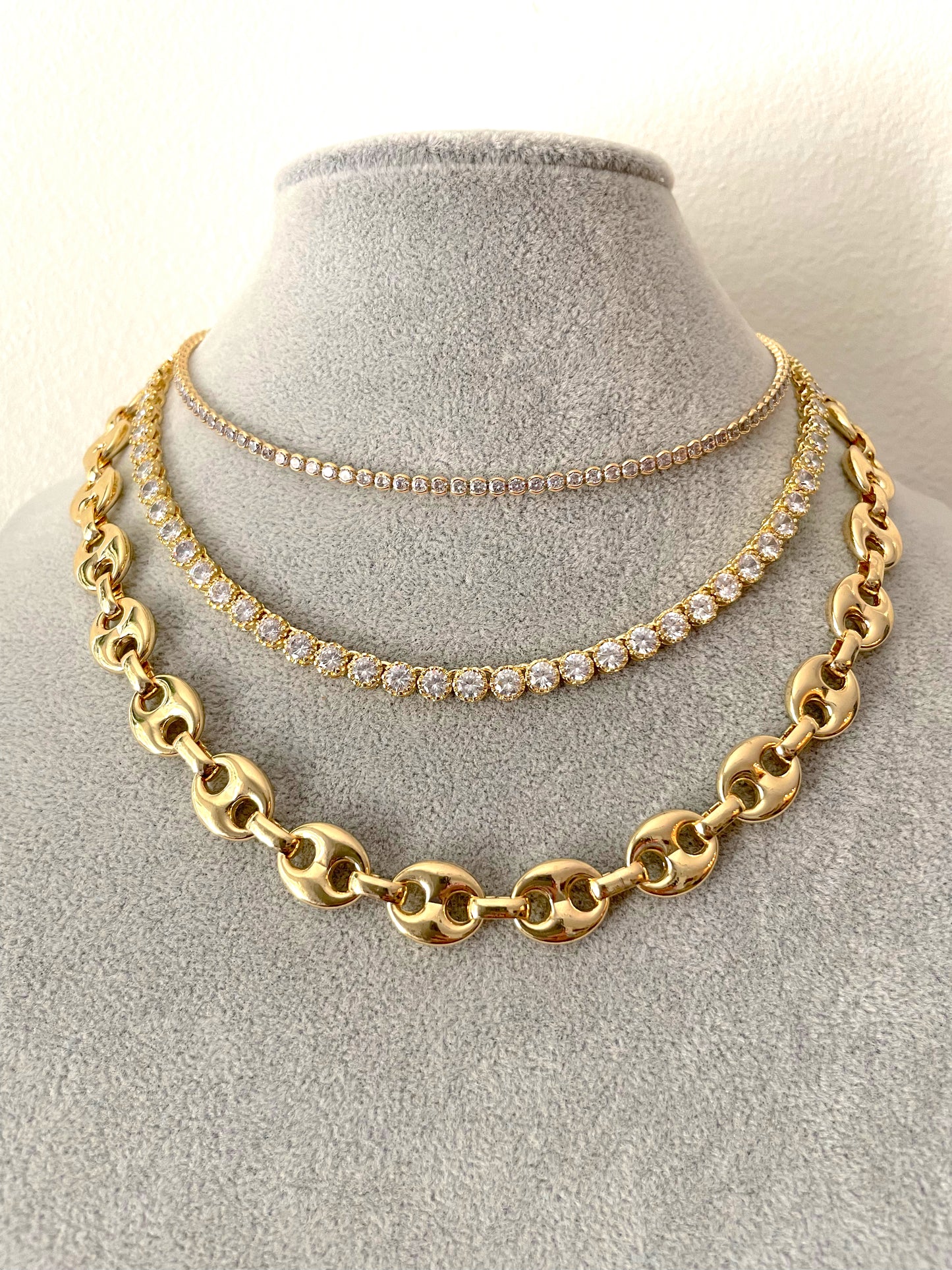 Collar y pulsera de oro con granos de café.