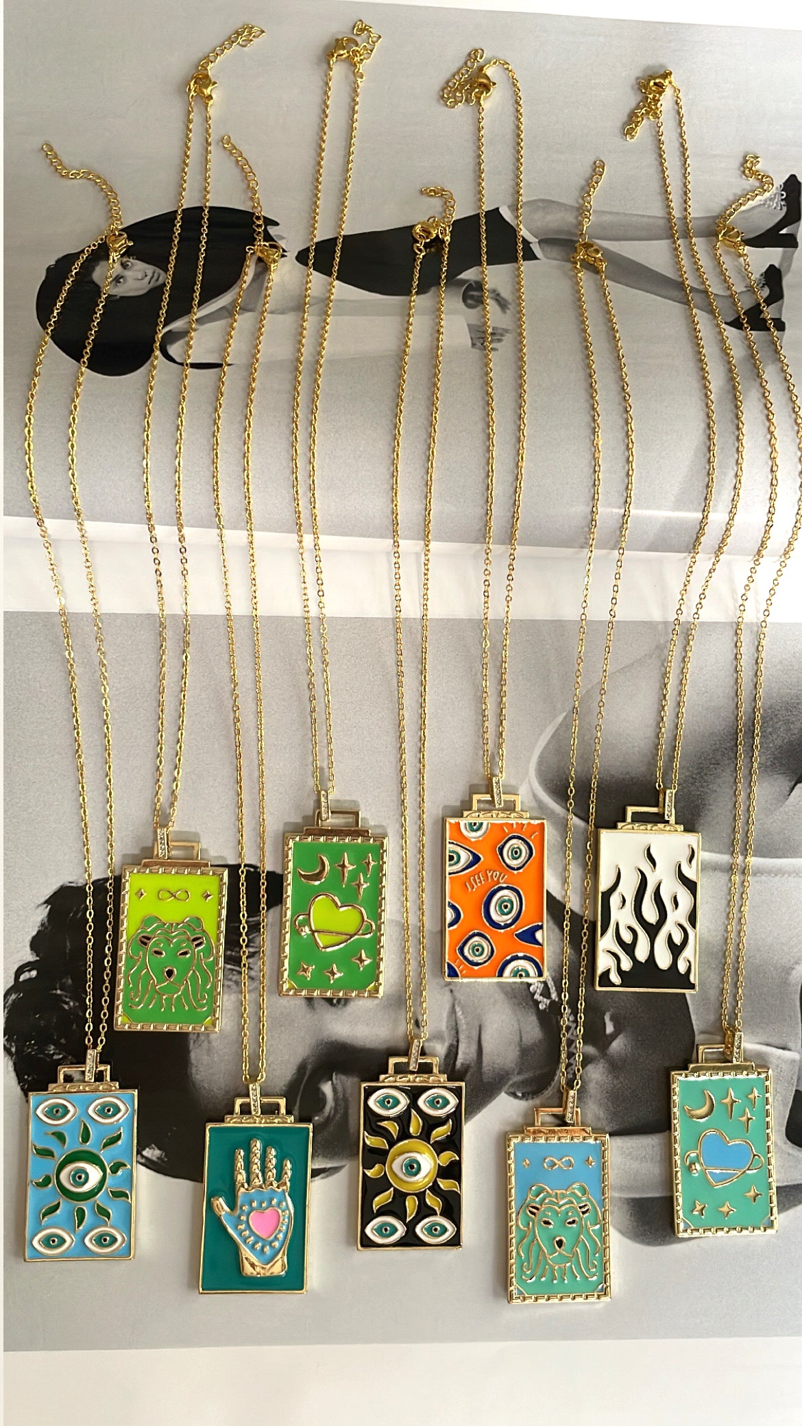 Collar con colgante de diseño colorido