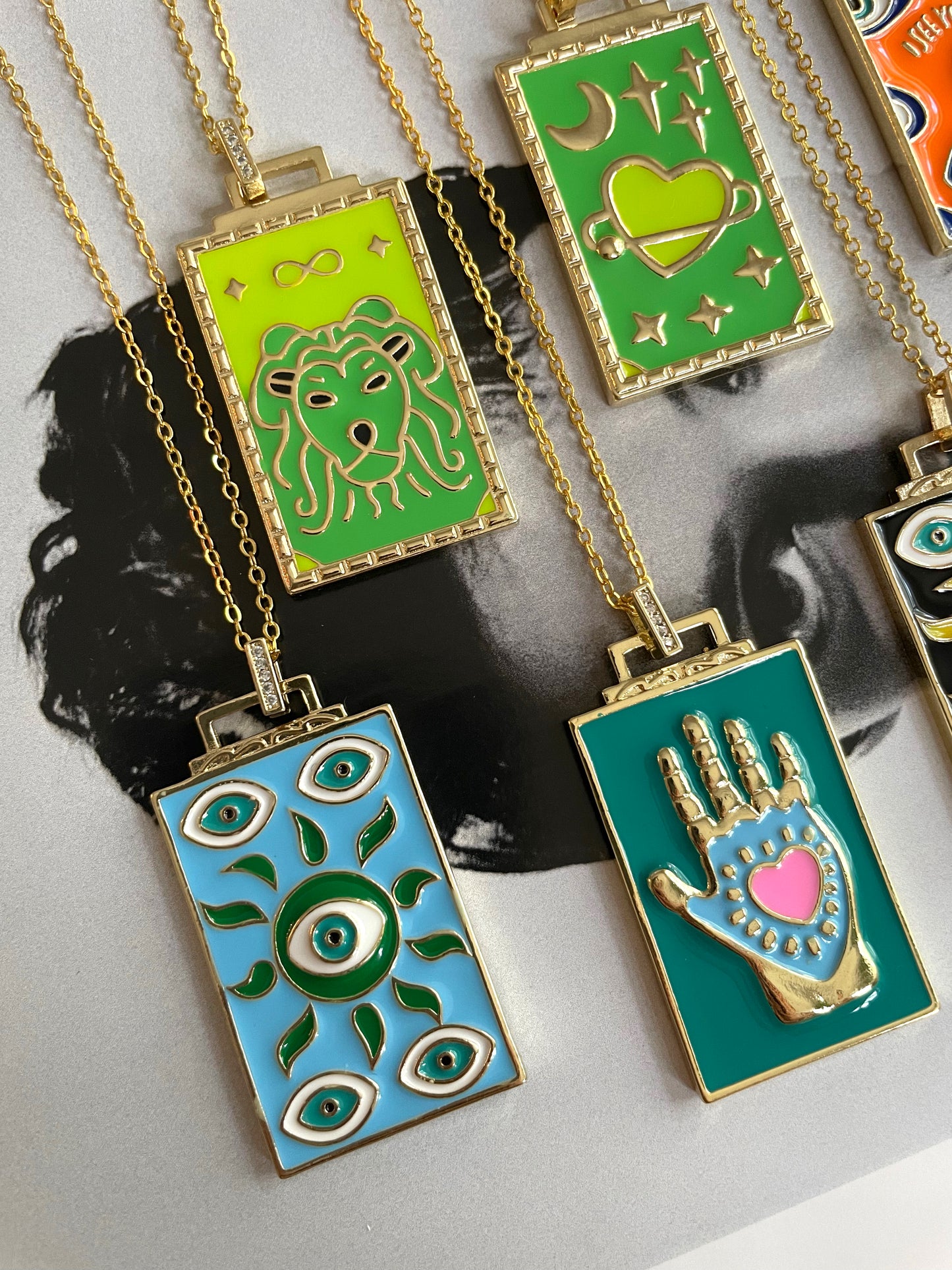 Collar con colgante de diseño colorido