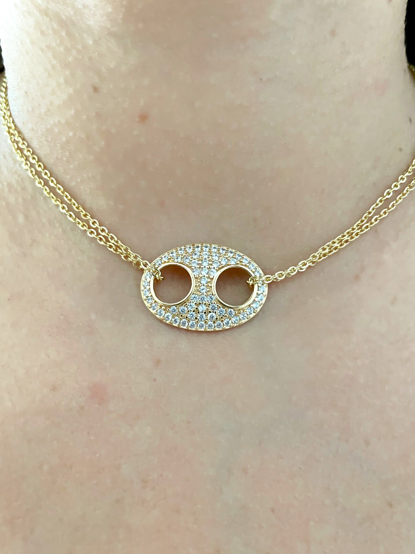 Collar con botones grandes