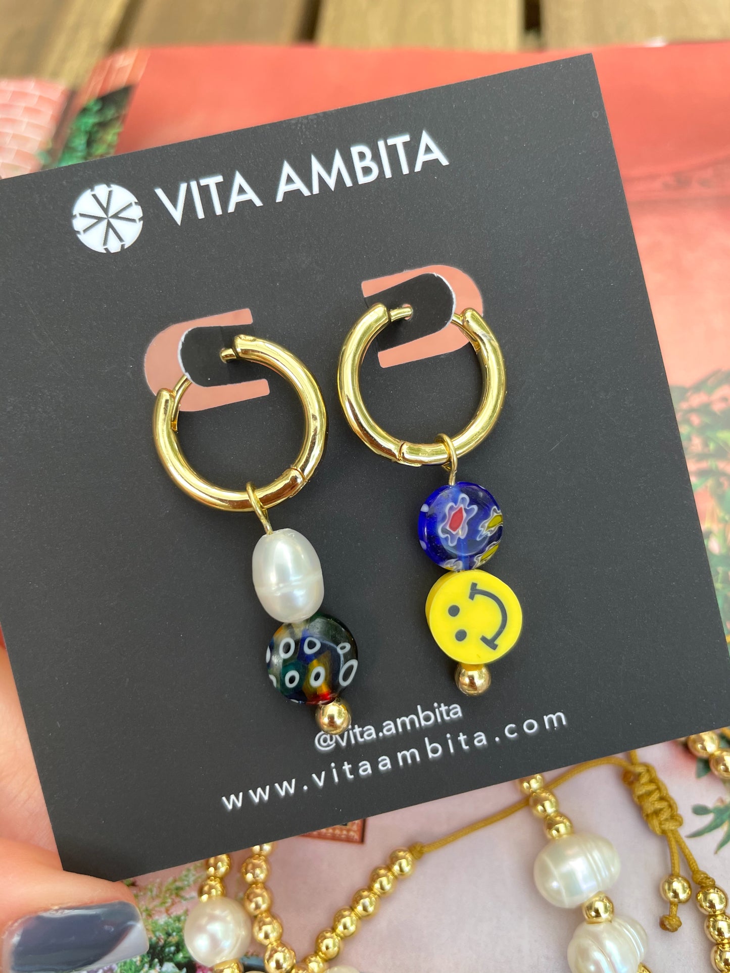 Ajouts de perles sur les boucles d'oreilles créoles