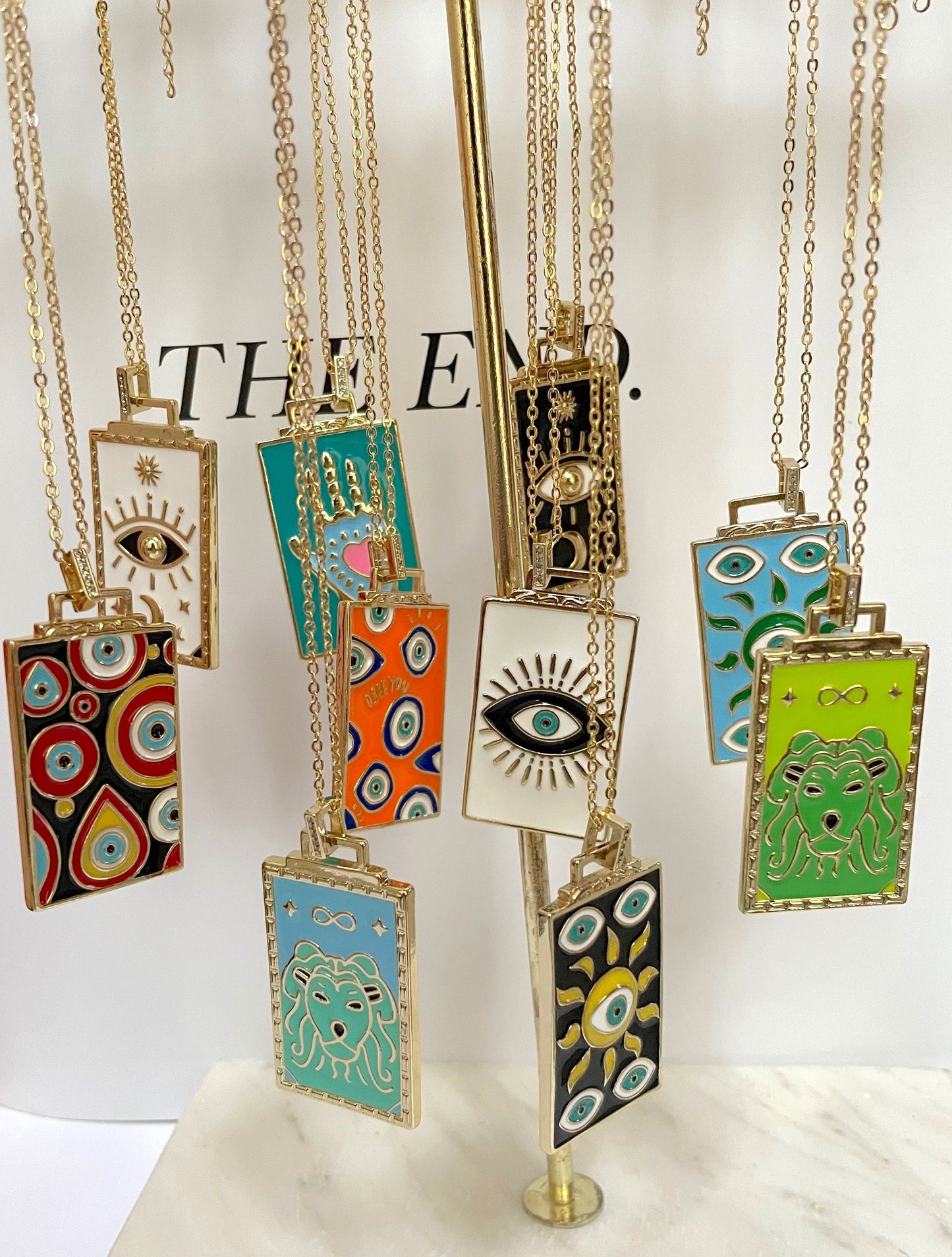 Collar con colgante de diseño colorido