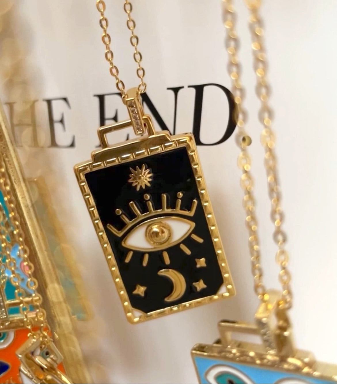 Collar con colgante de diseño colorido