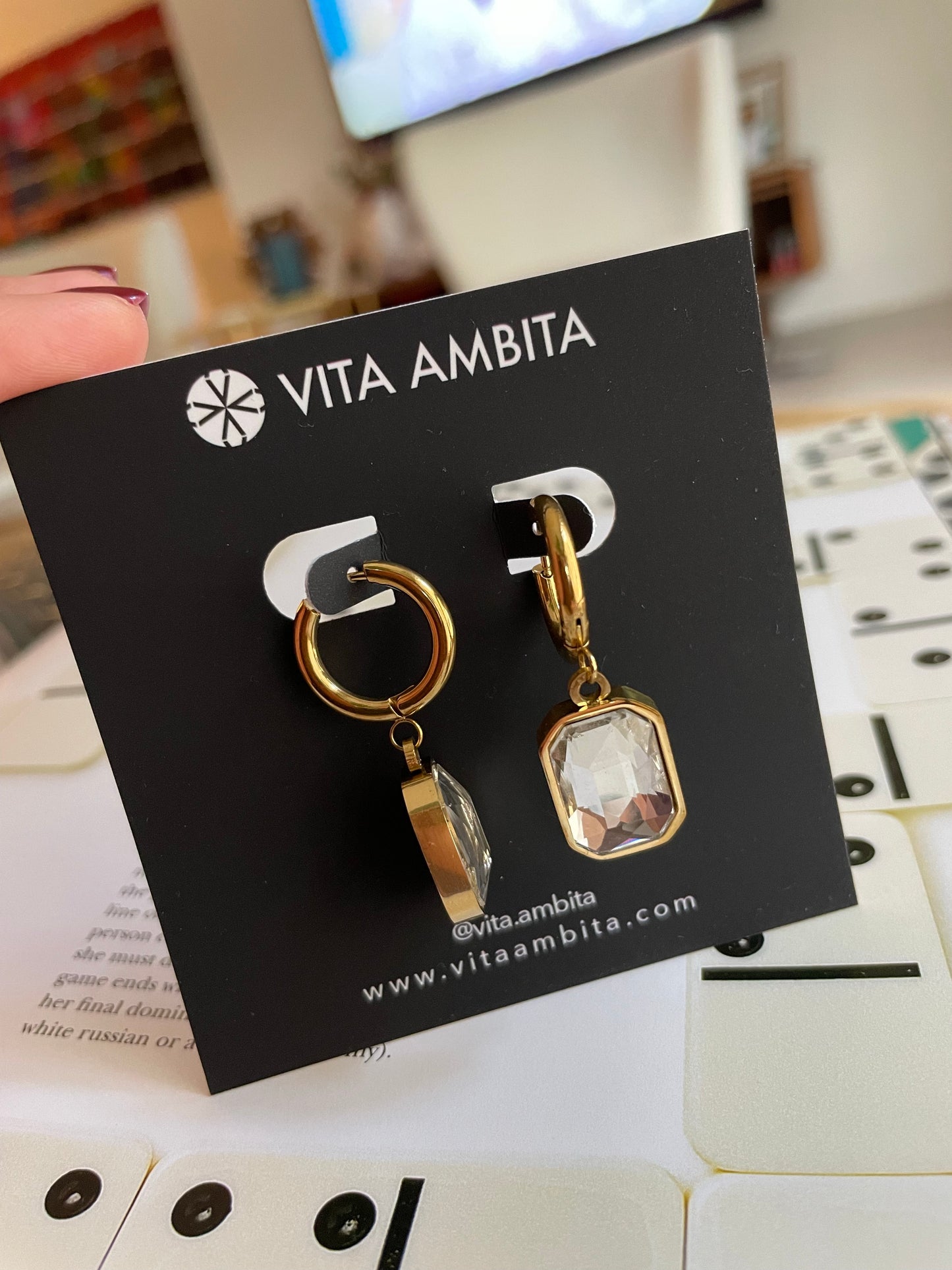 Aros de acero inoxidable cuelgan cristal.