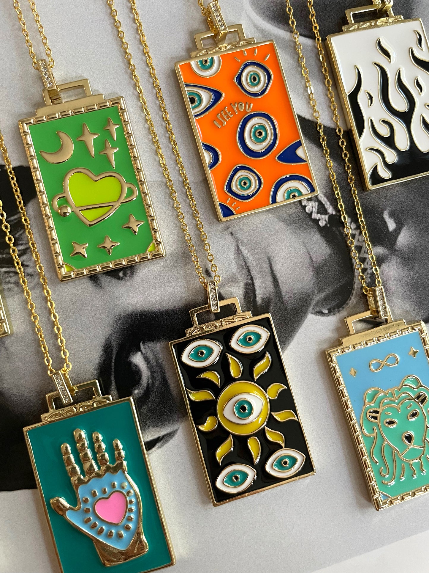 Collar con colgante de diseño colorido