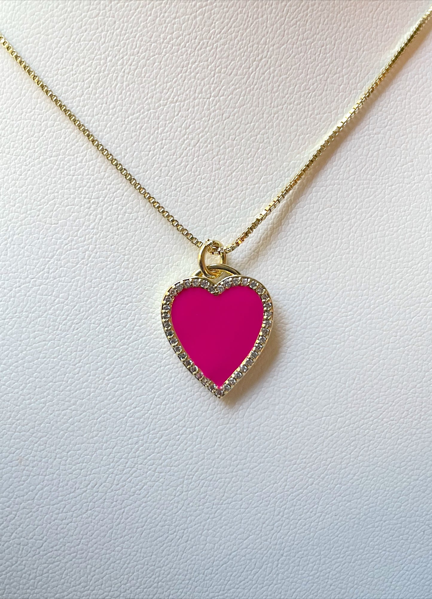 Collar con colgante de corazón con mini adoquines