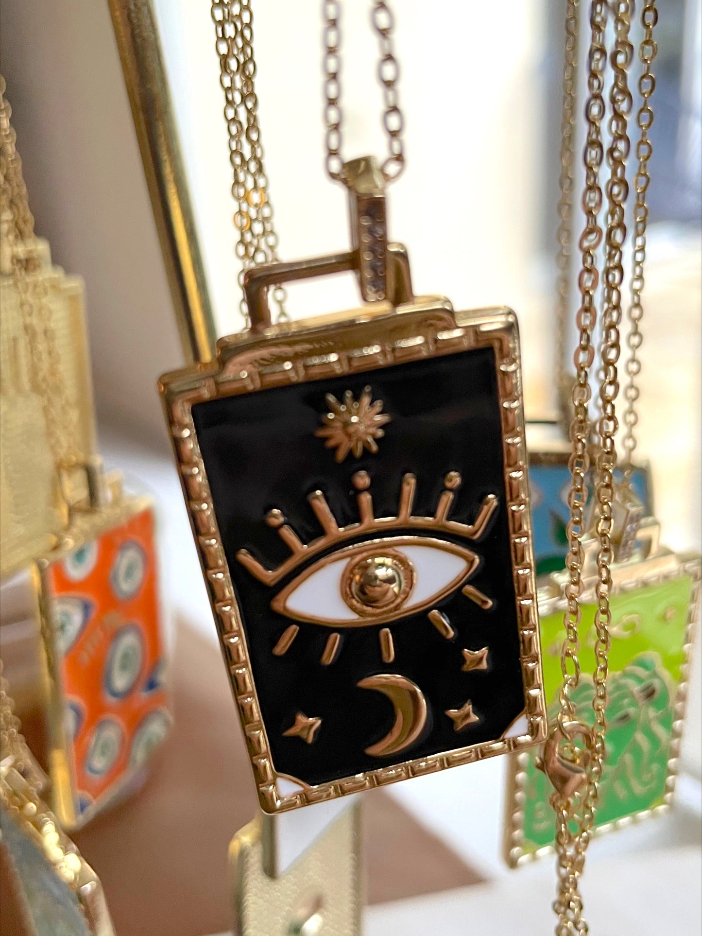 Collar con colgante de diseño colorido