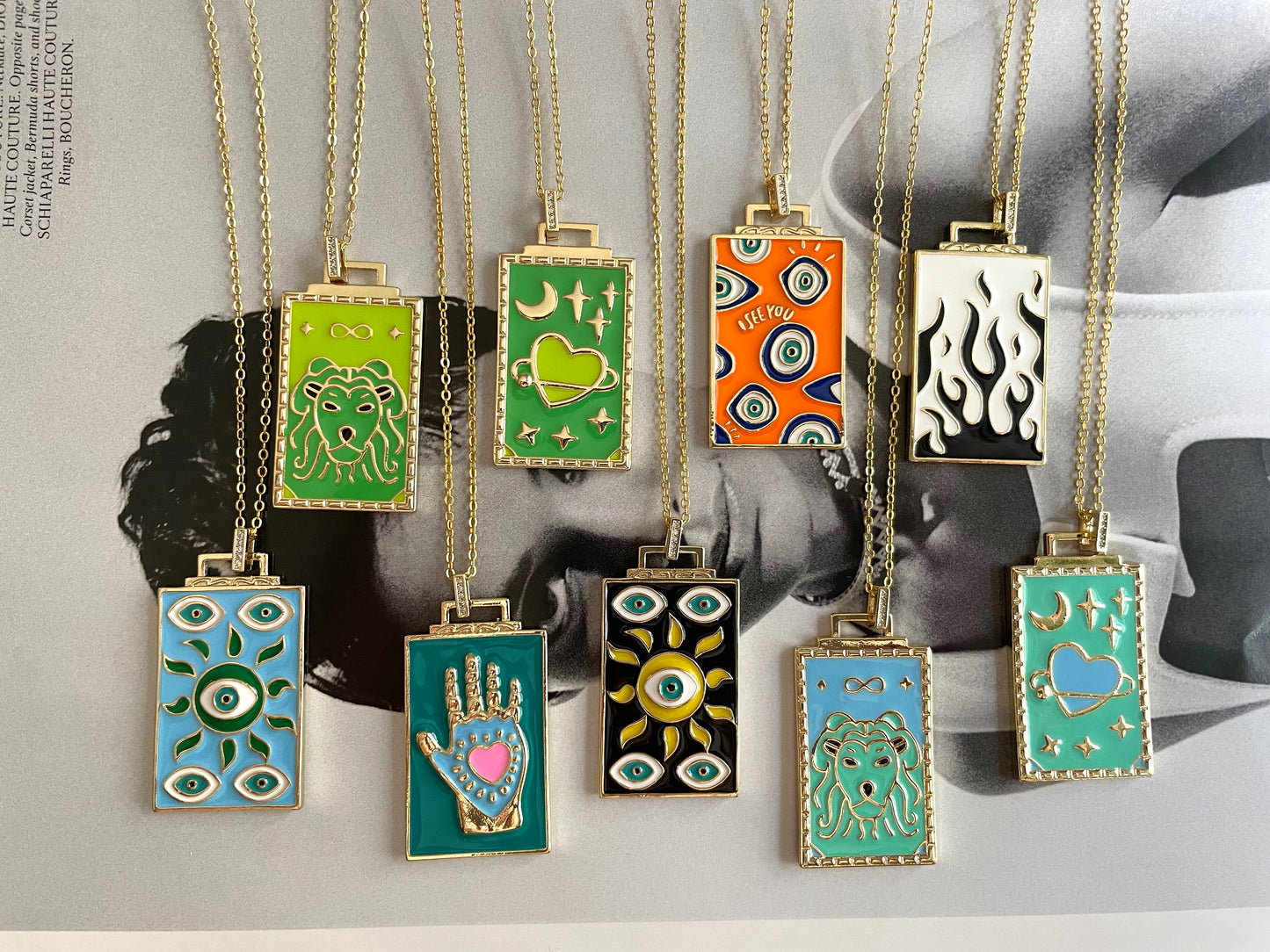 Collar con colgante de diseño colorido