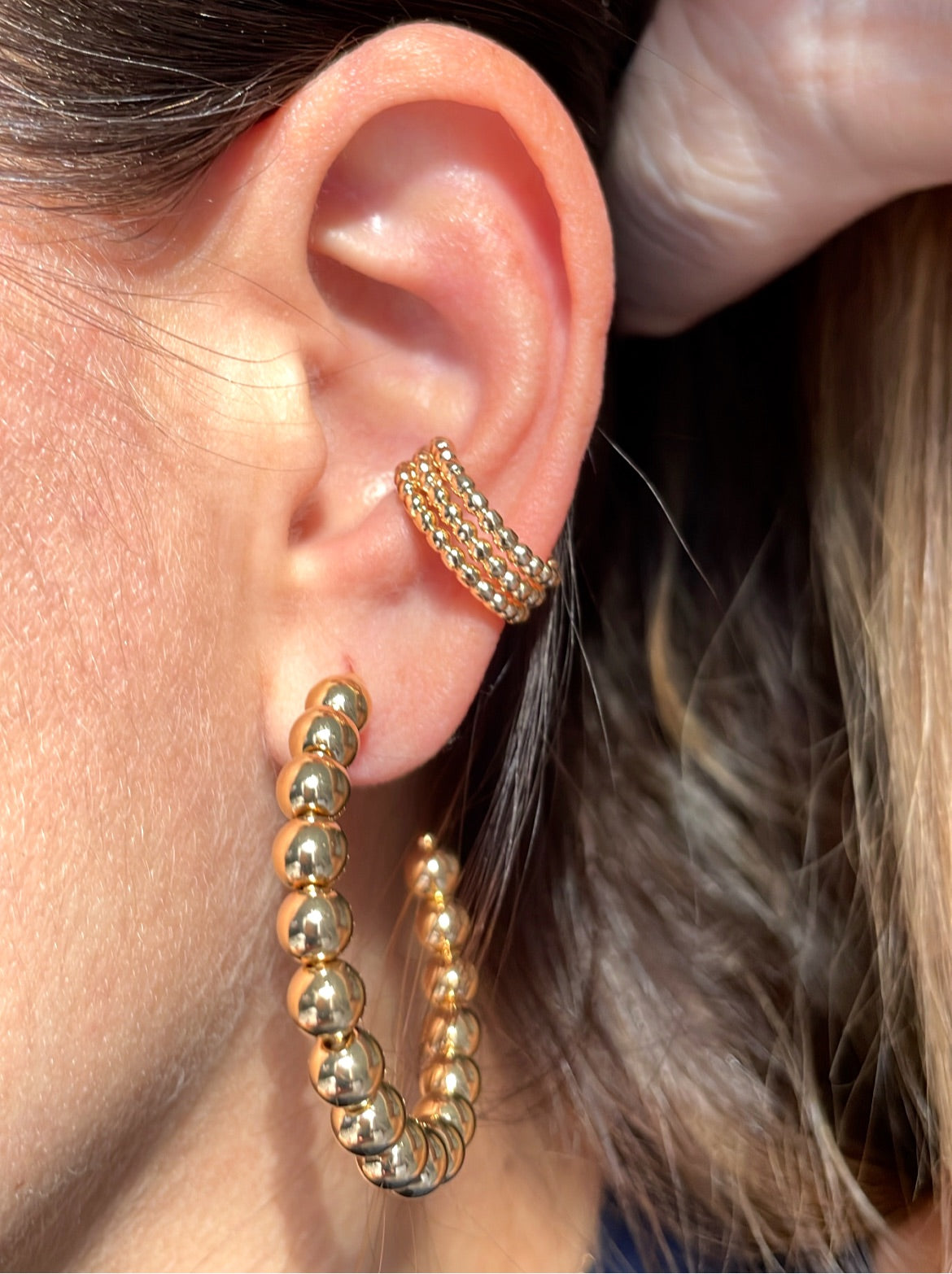 Earcuff con cuentas de oro