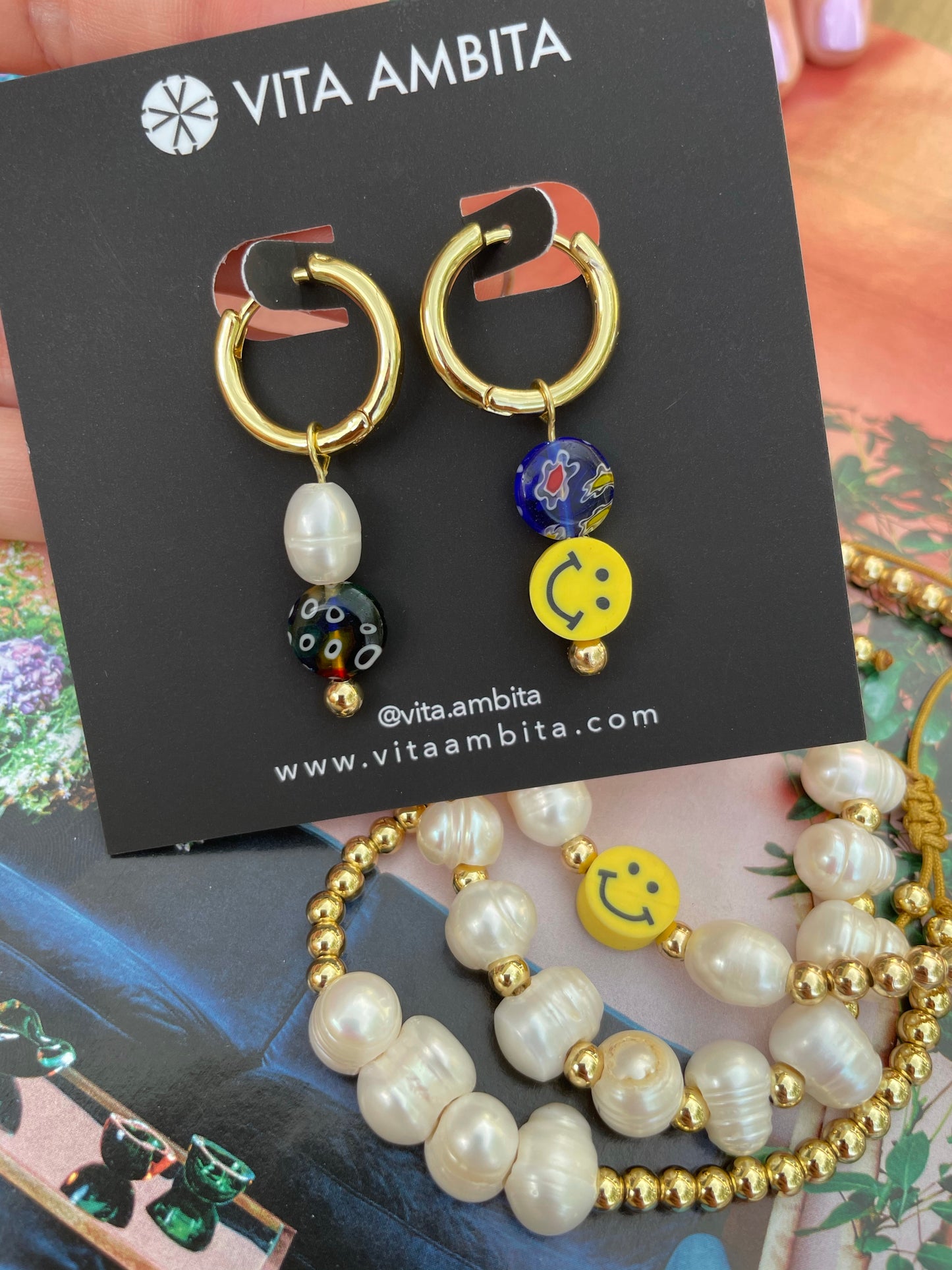 Ajouts de perles sur les boucles d'oreilles créoles