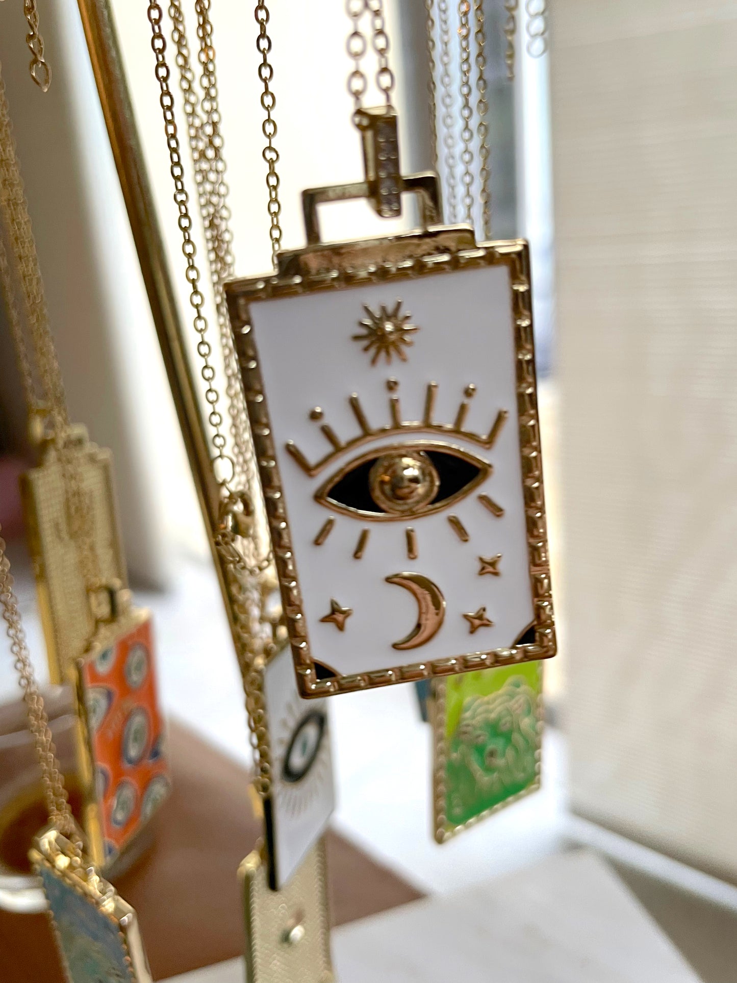 Collar con colgante de diseño colorido