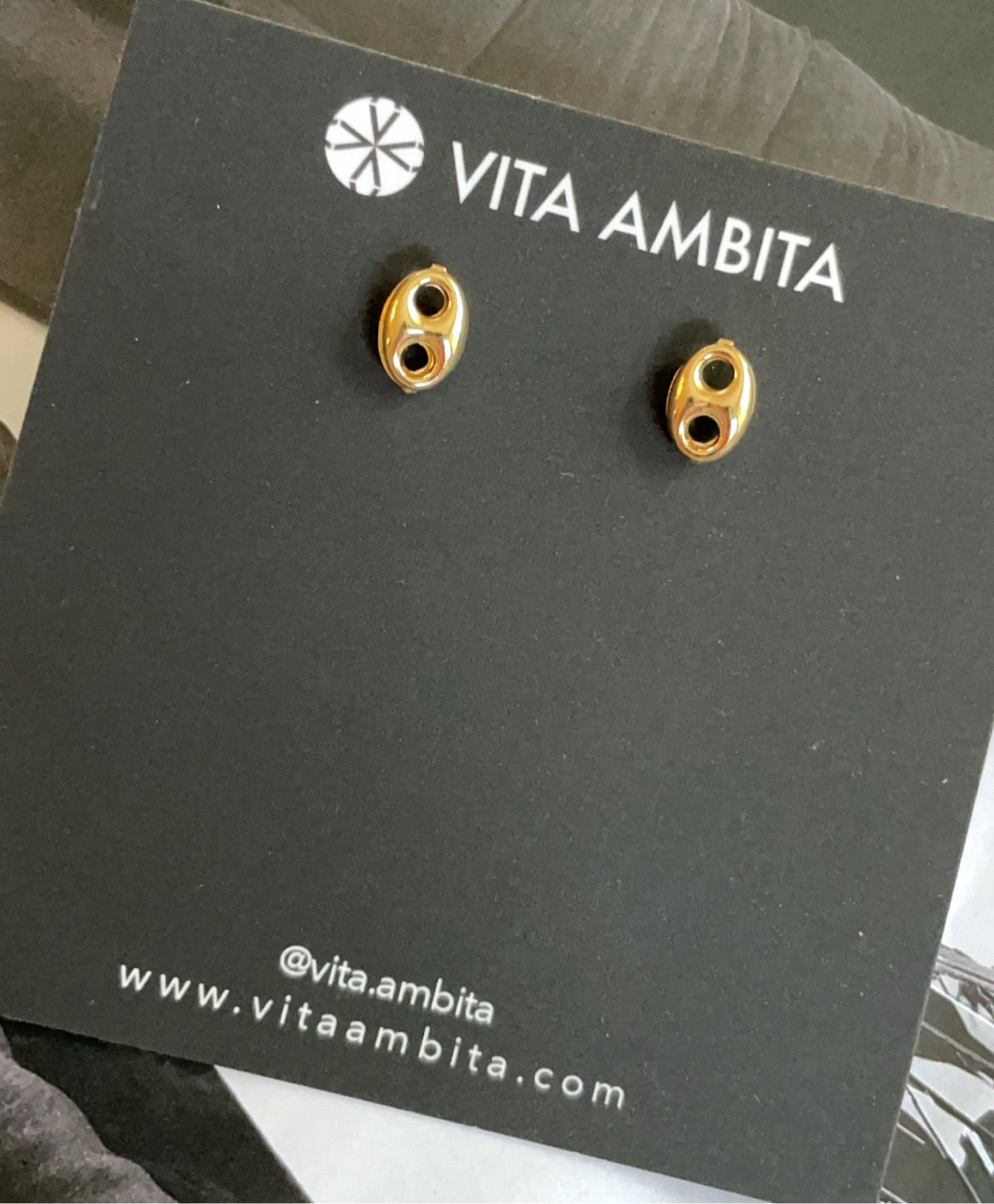 Aretes de granos de café dorados