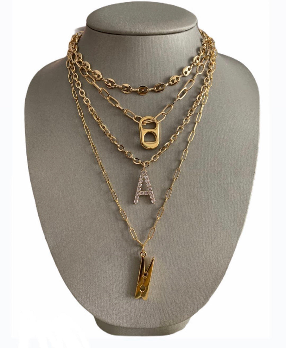 Collar con dije de alfiler de ropa