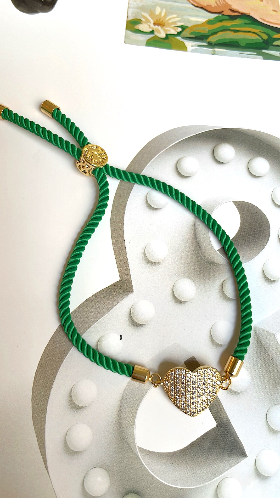 Charm avec des bracelets colorés