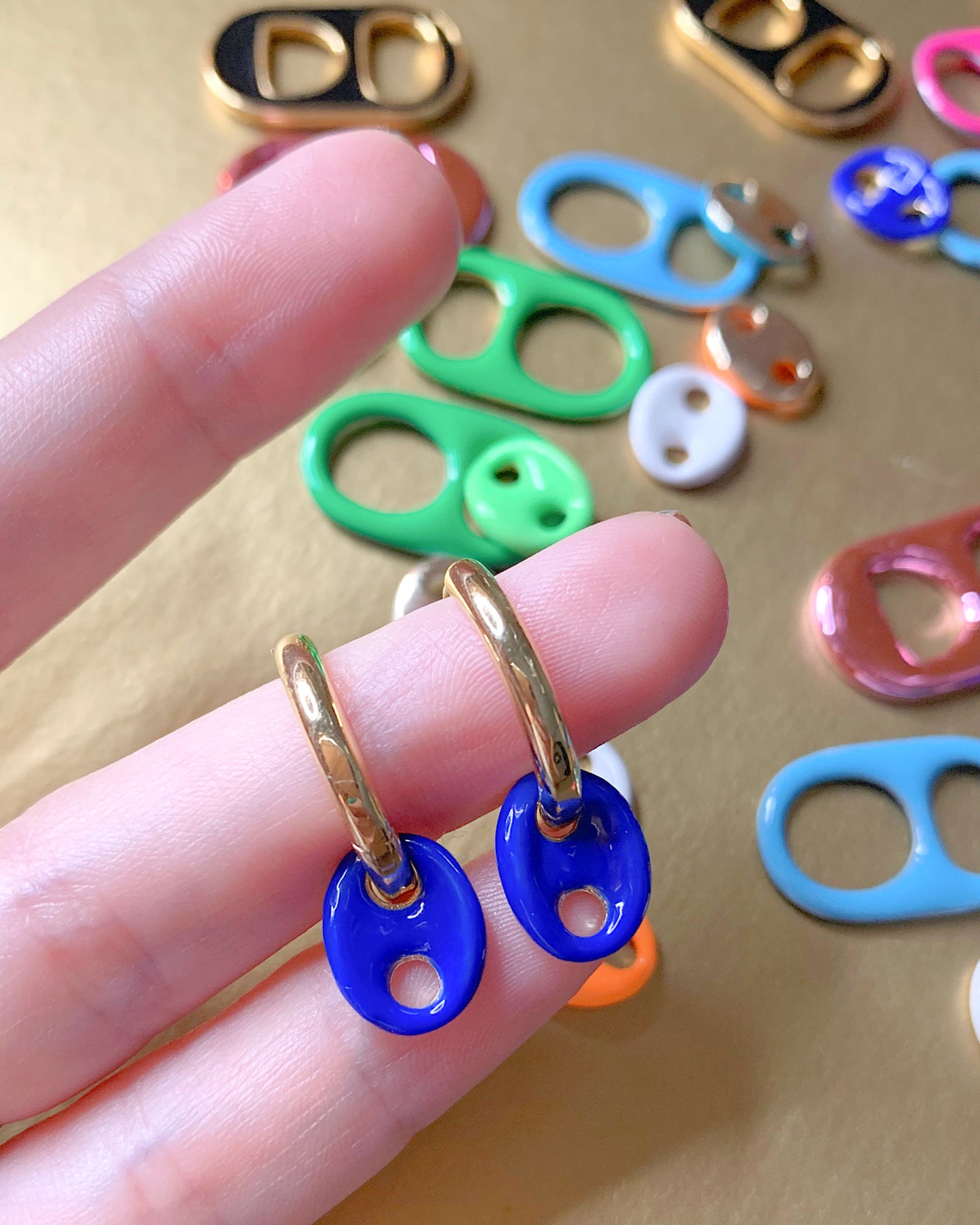 Les boucles d'oreilles bouton