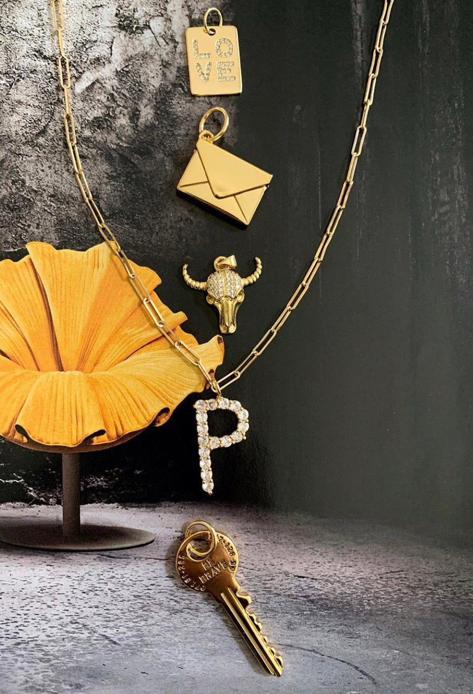 El collar con dije de sobre