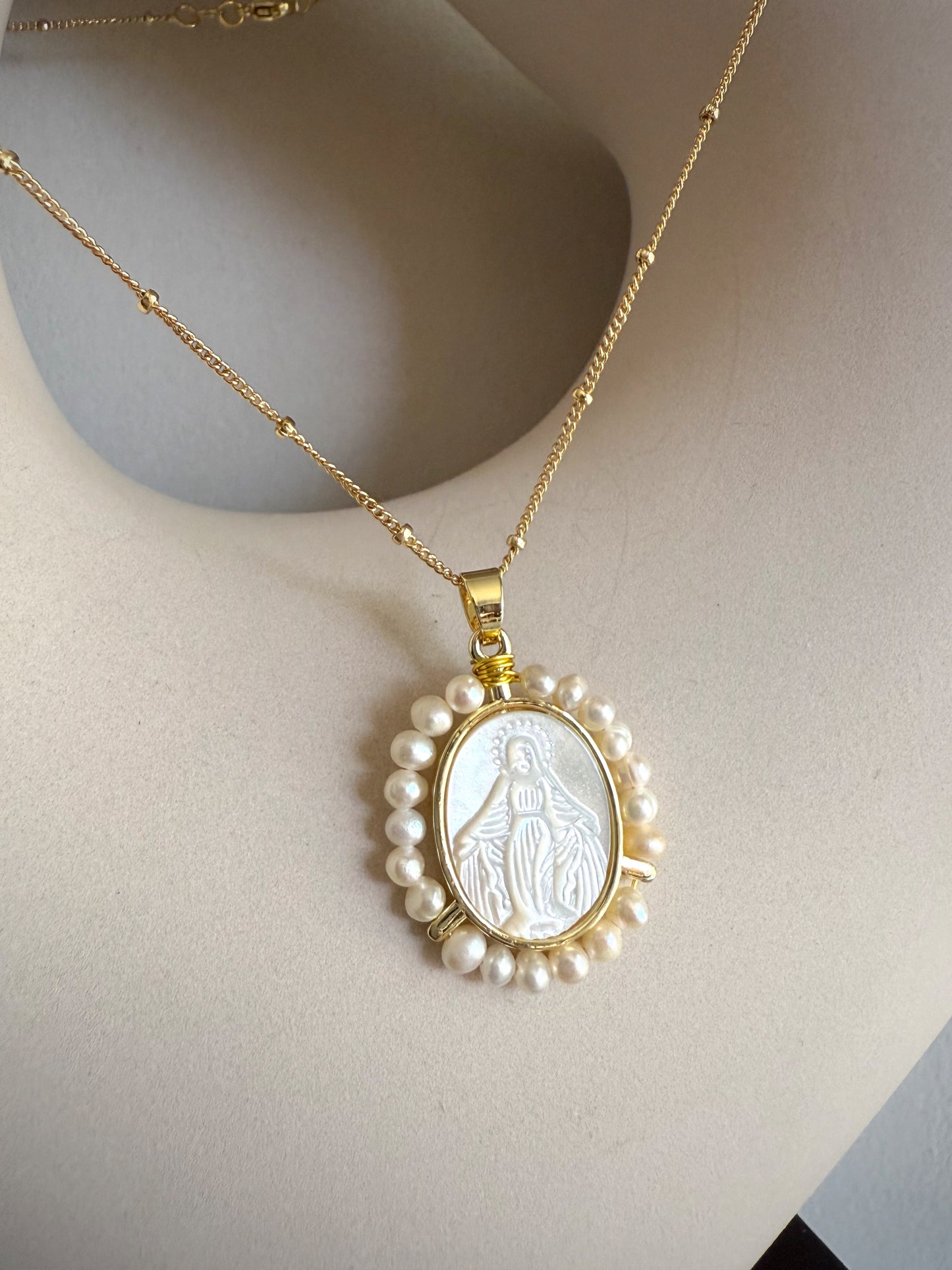 Collier pendentif Médaille Vierge Miraculeuse en nacre perlée