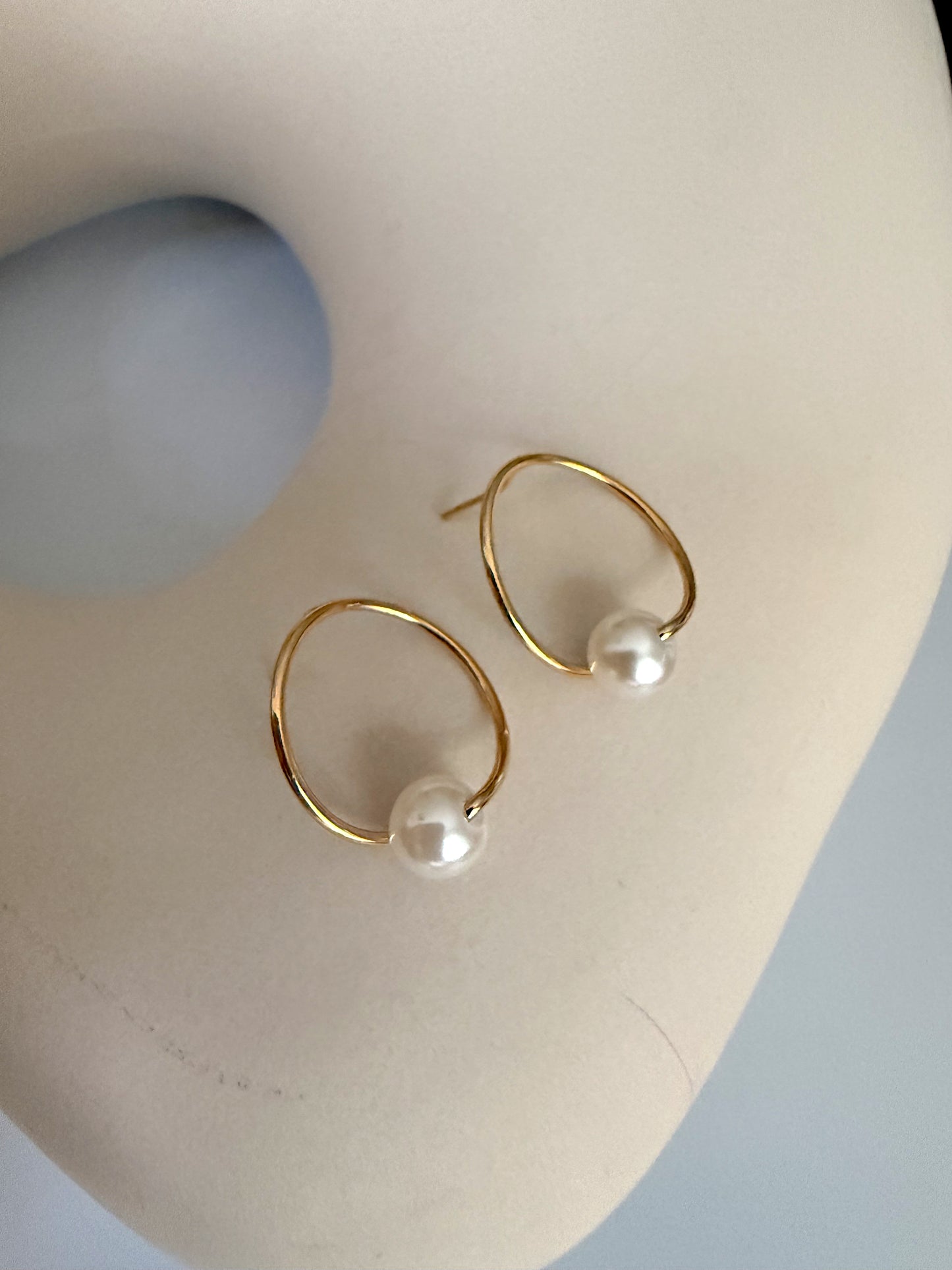 Hugged pearl earrings