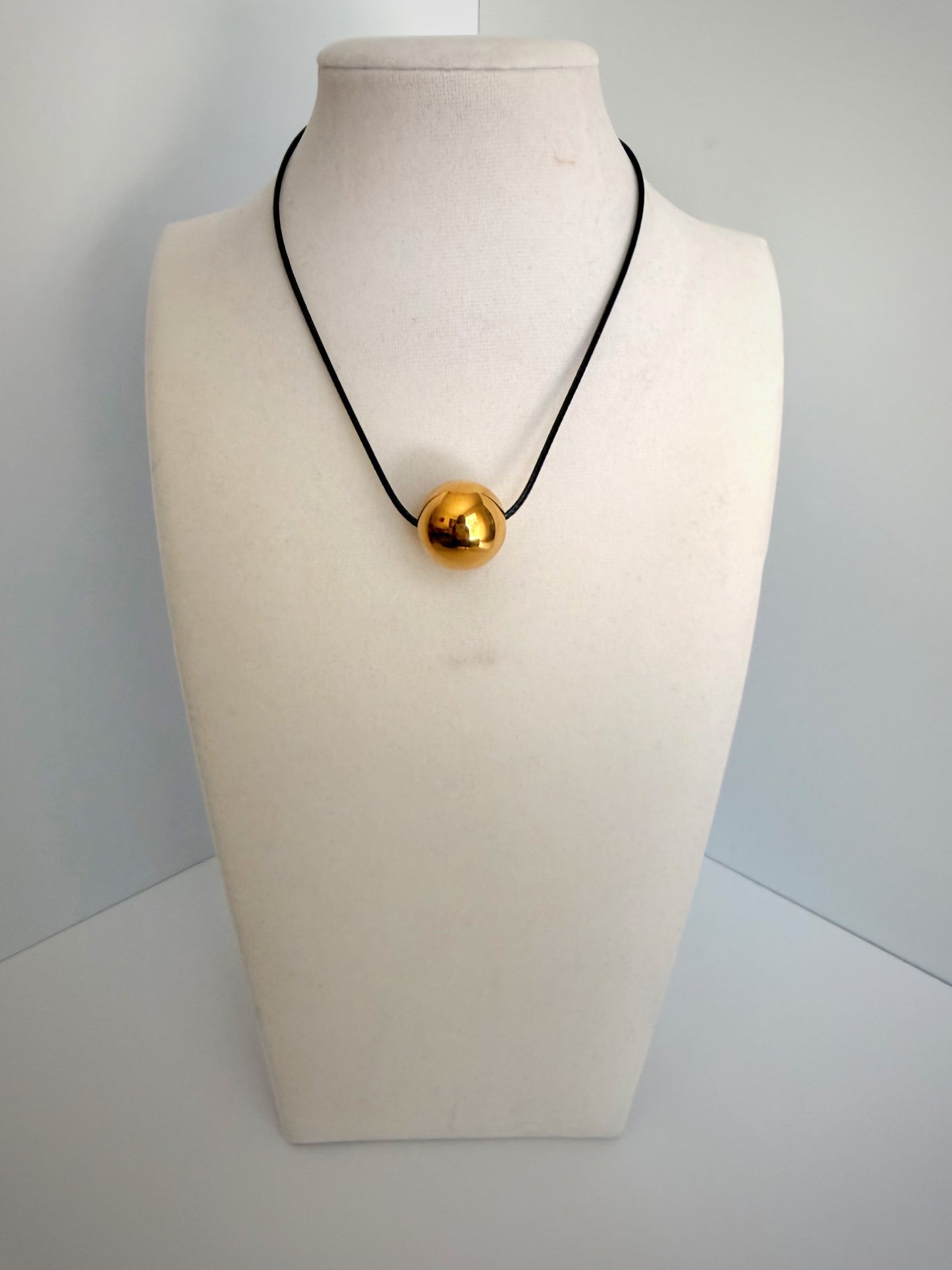 Sphere adjustable necklace