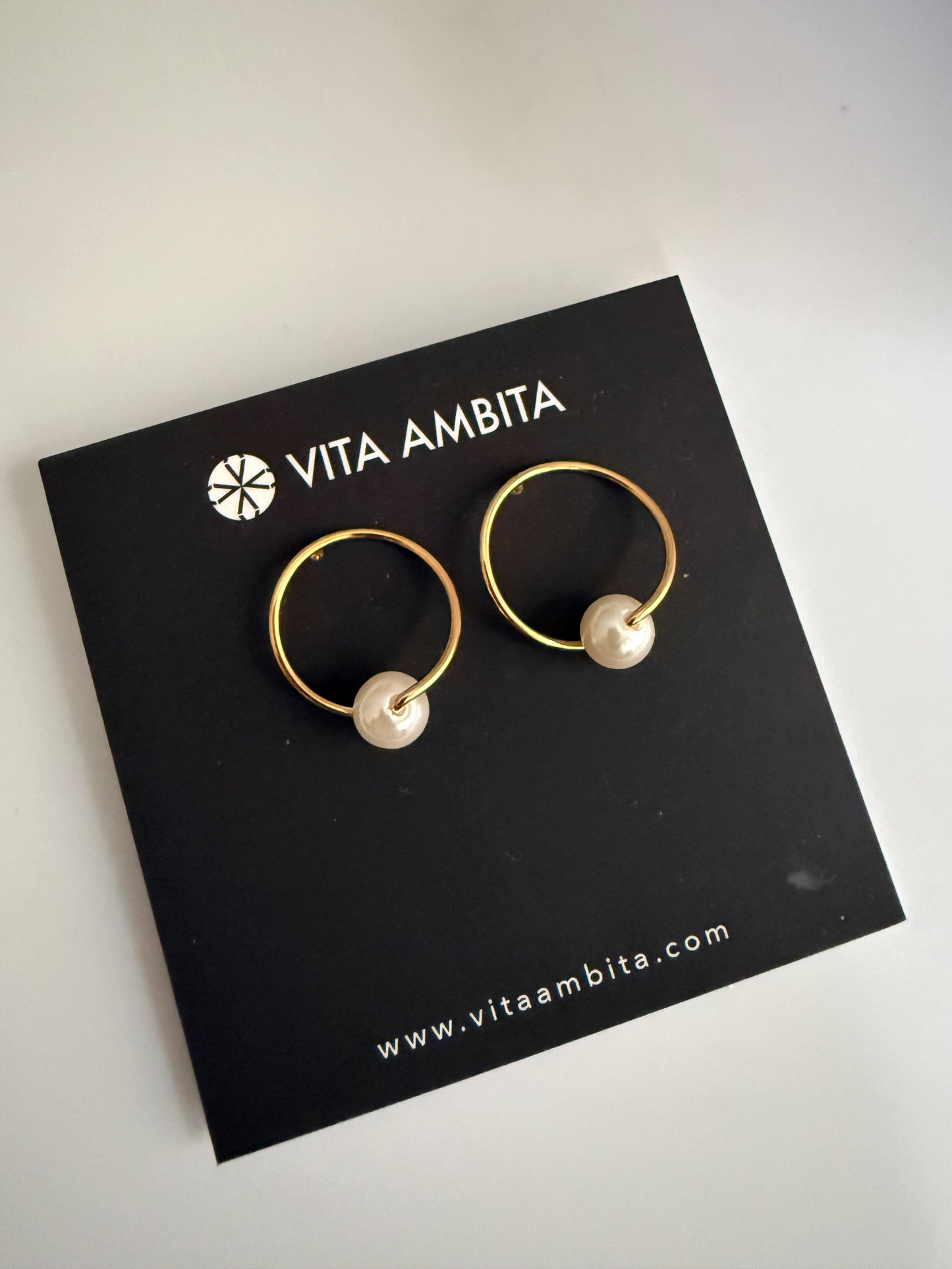 Hugged pearl earrings