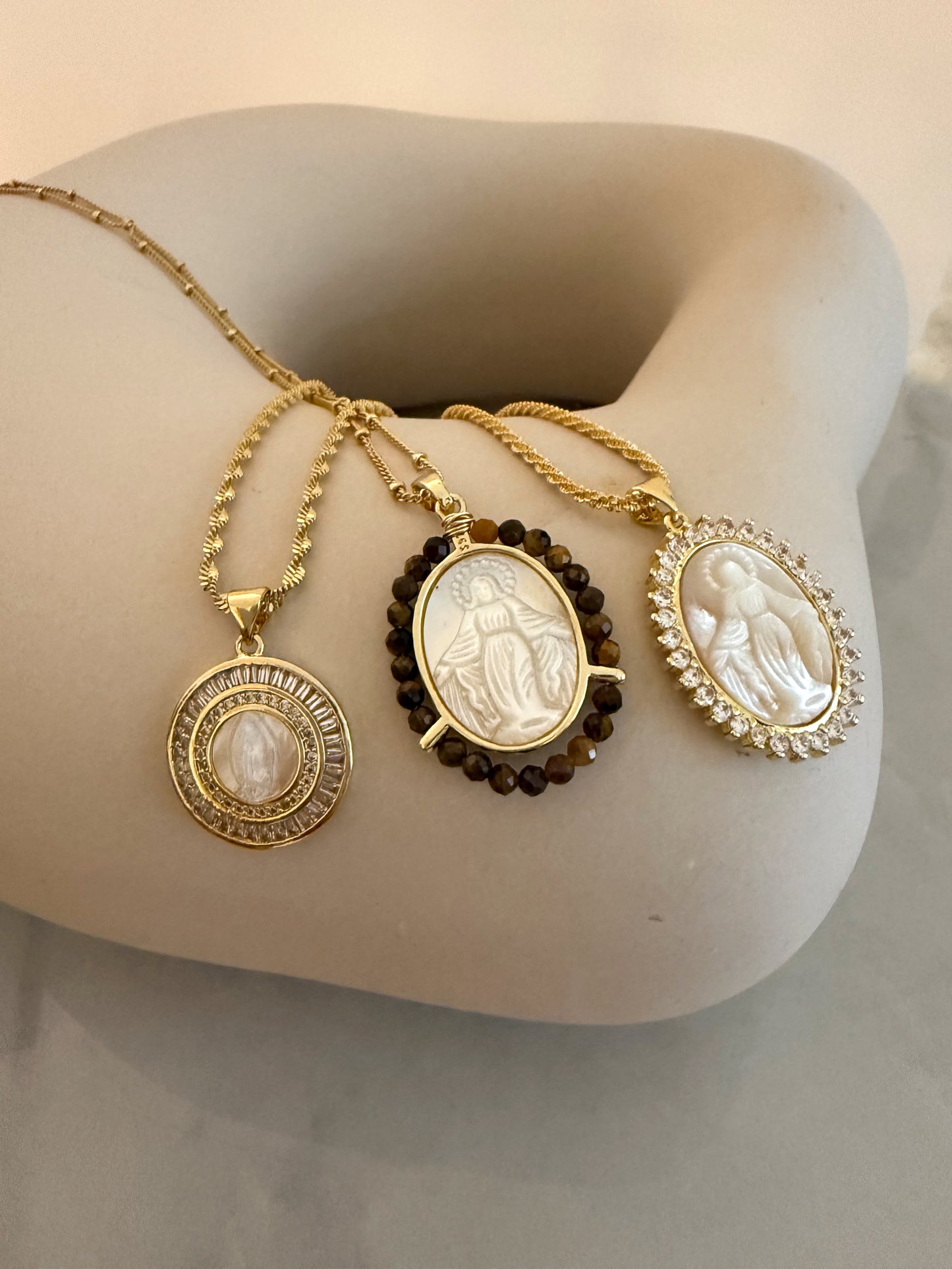 Religious pendant necklace