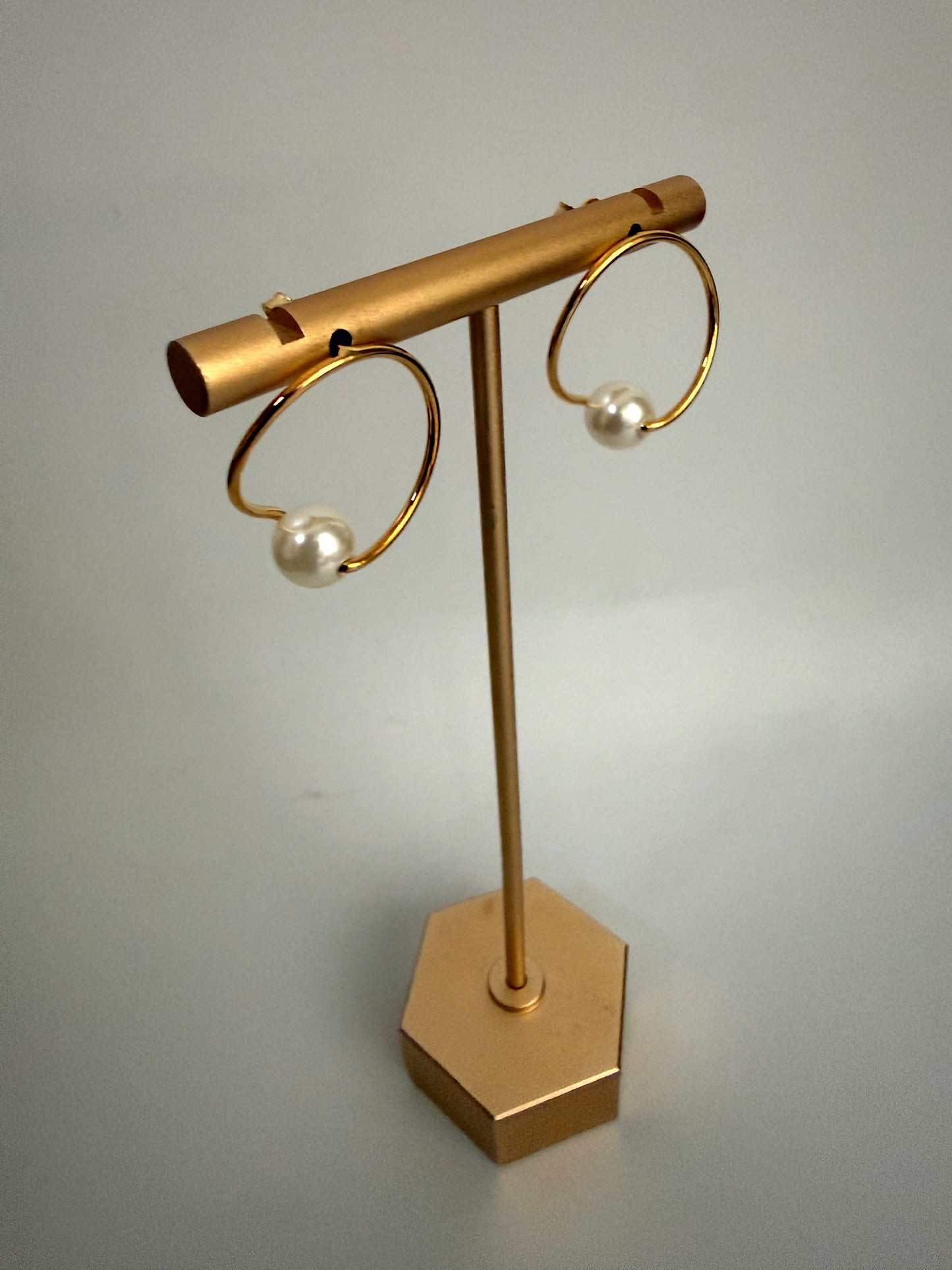 Hugged pearl earrings