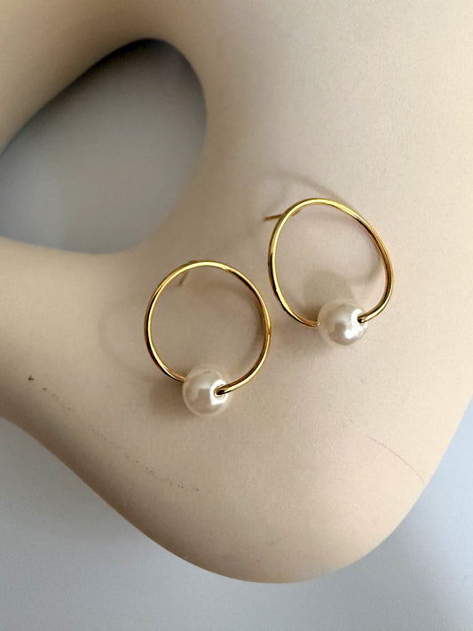 Hugged pearl earrings