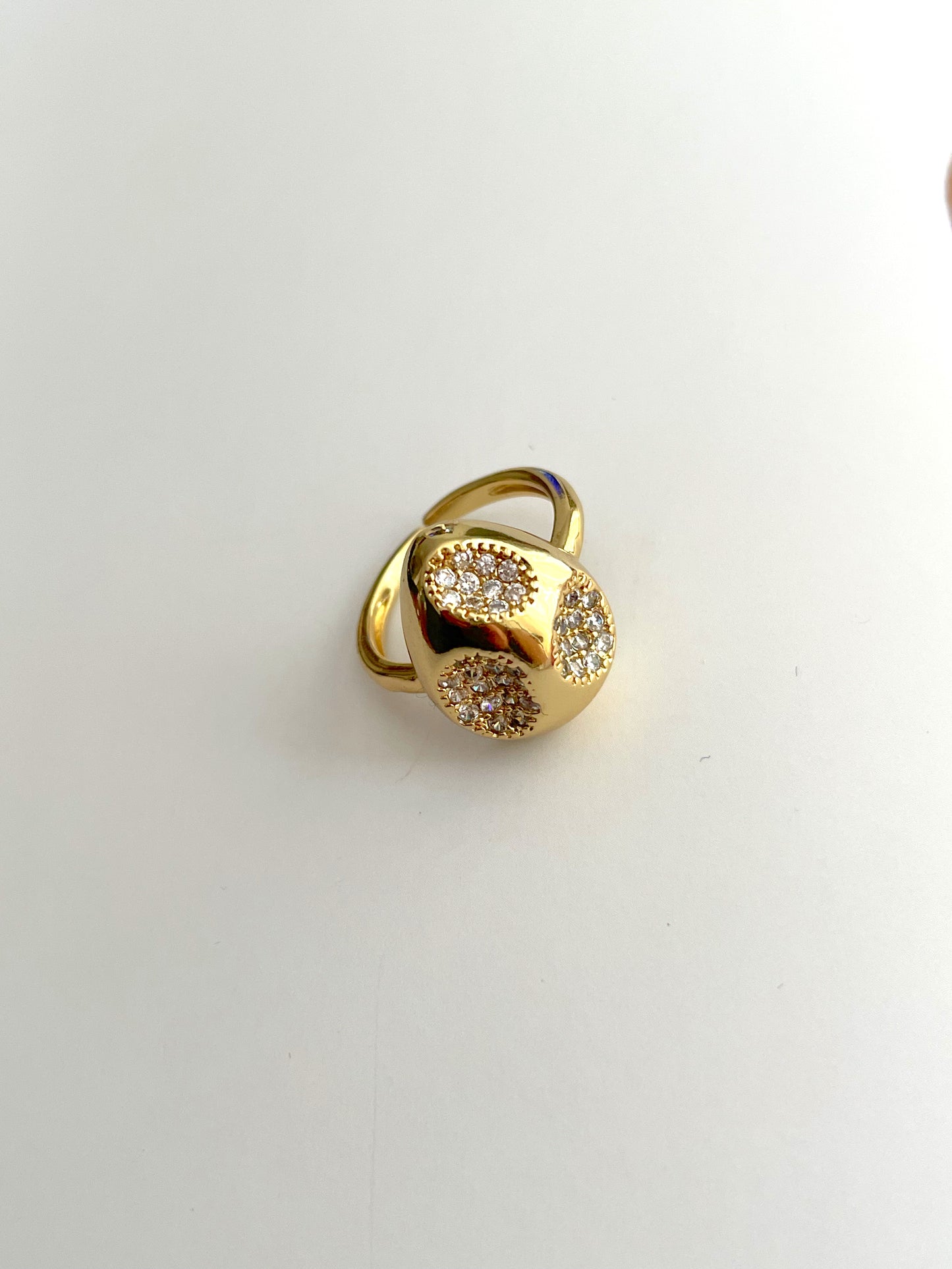 Sparkling dotted ring