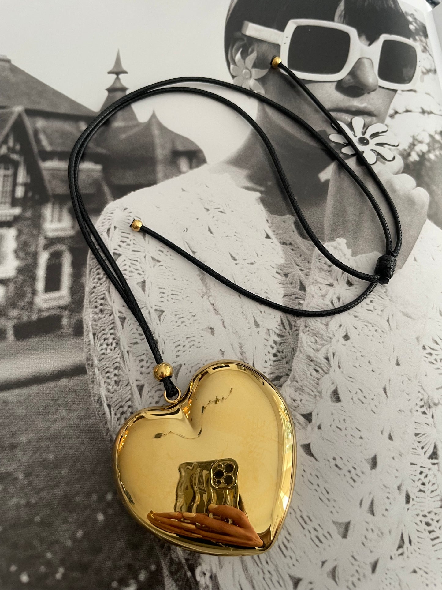 El collar de corazón dorado