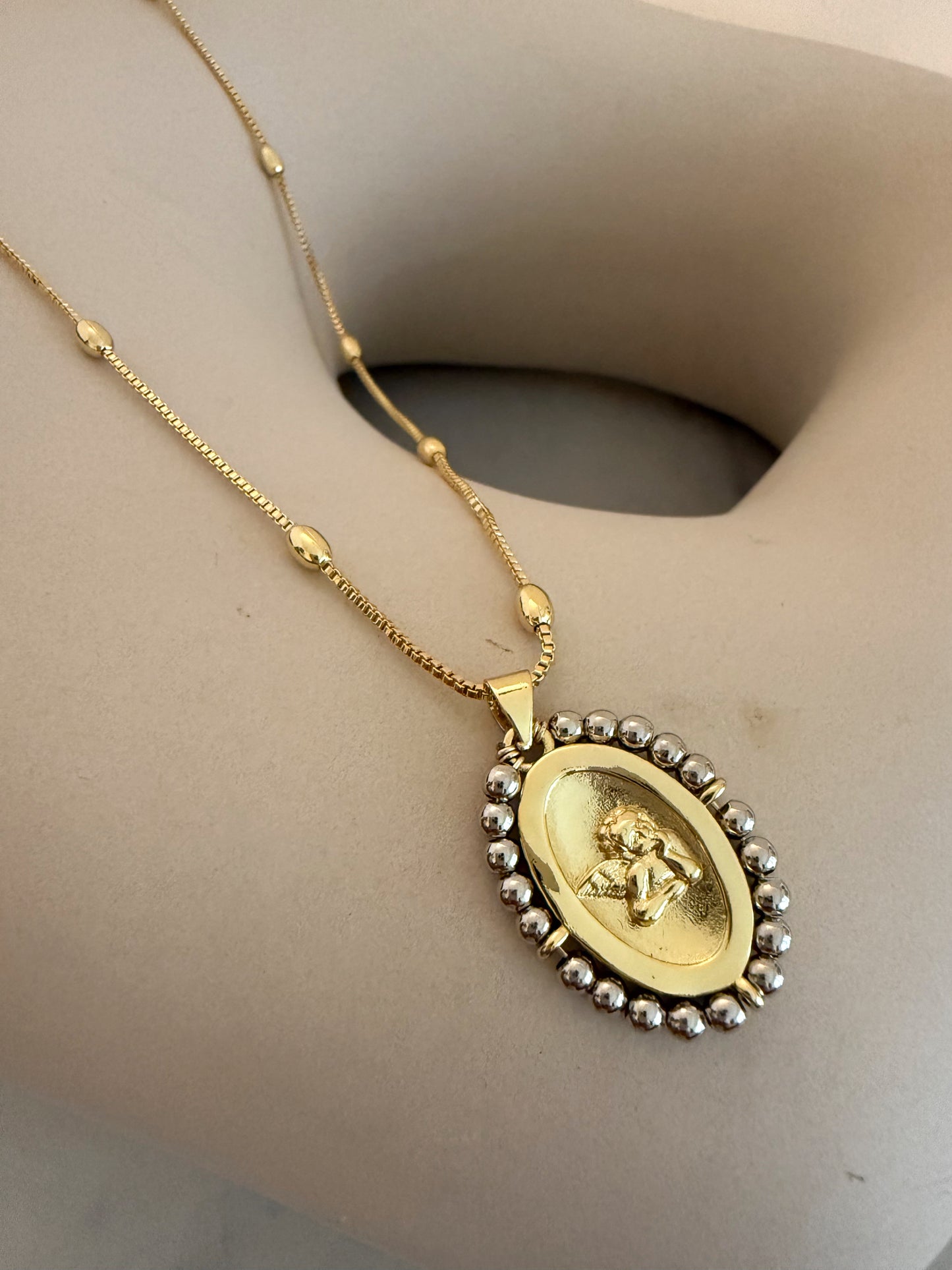 Religious pendant necklace