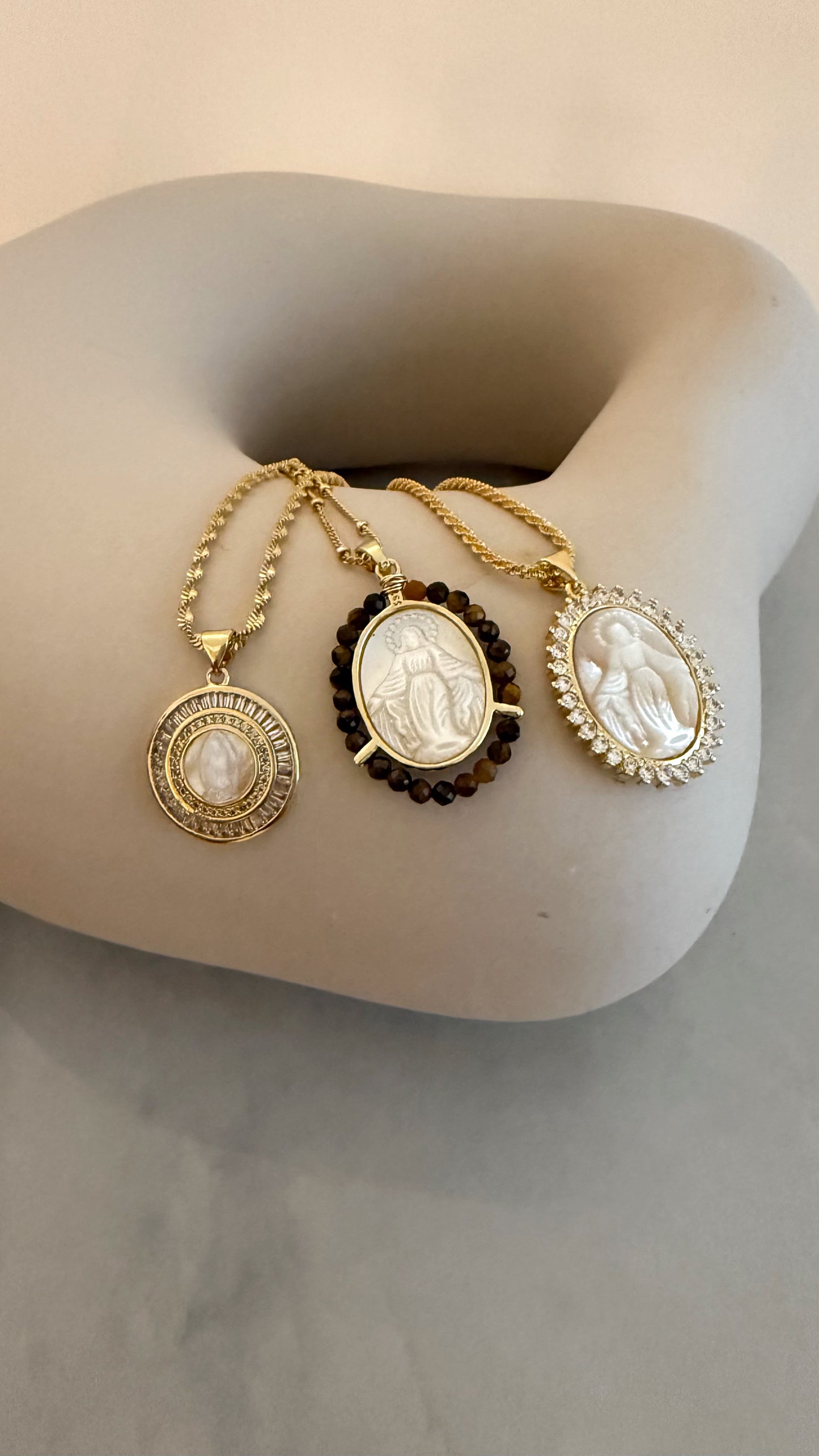 Religious pendant necklace