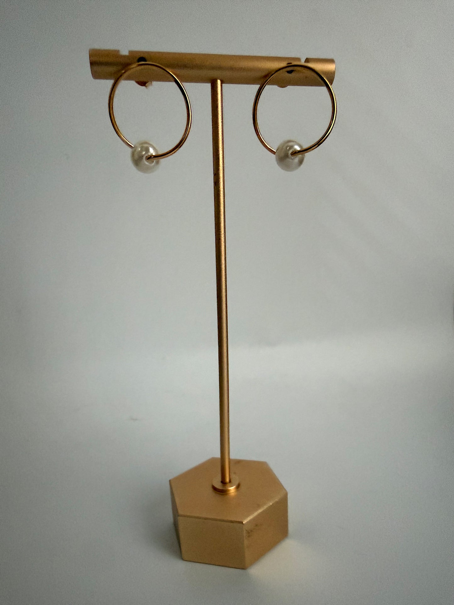 Hugged pearl earrings