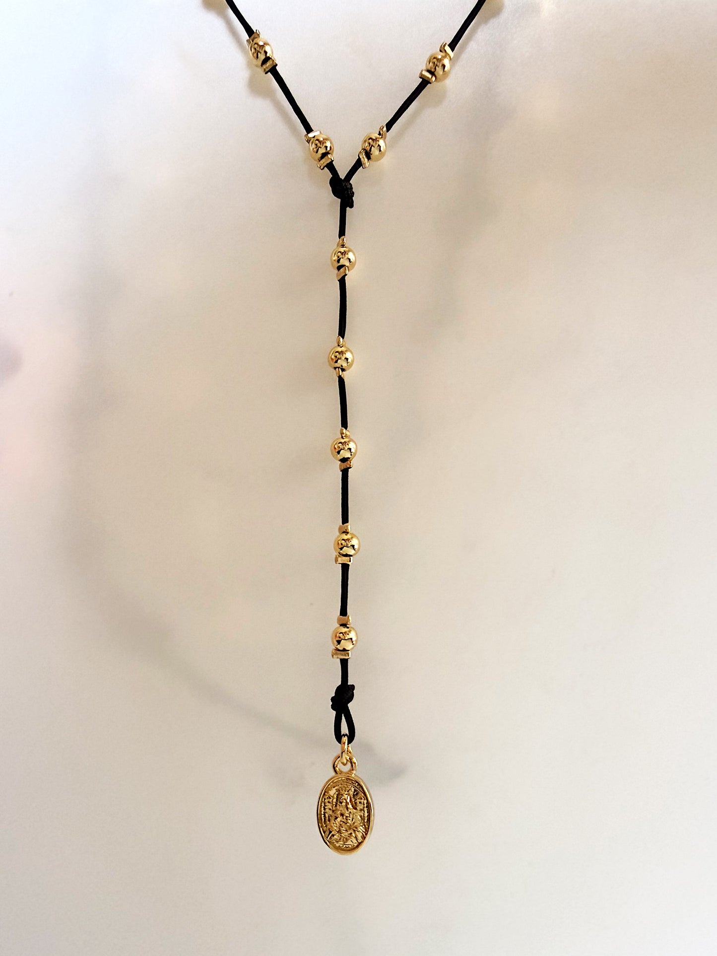 Rosario de cuentas de oro