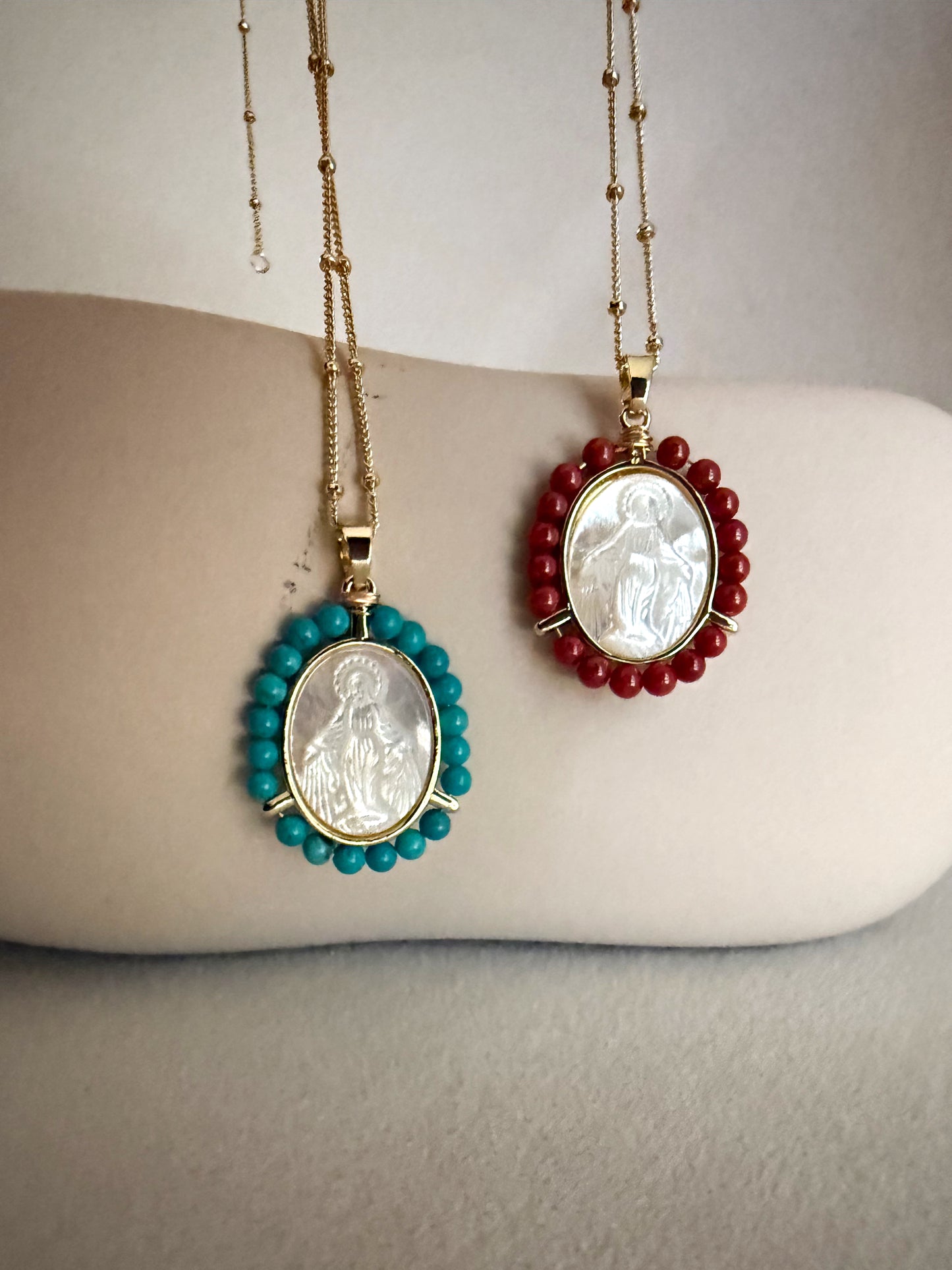 Collier pendentif Médaille Vierge Miraculeuse en nacre perlée