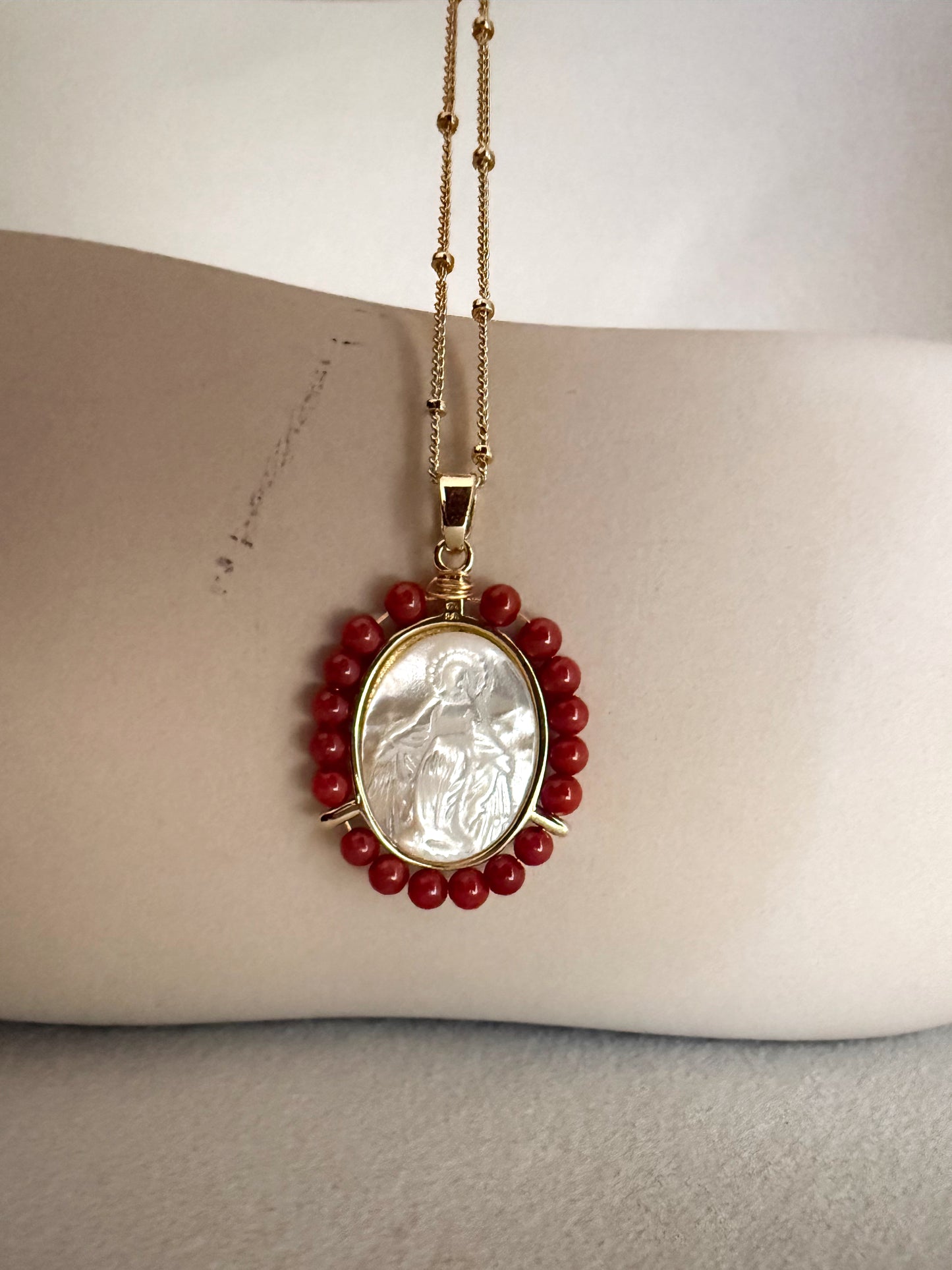 Collier pendentif Médaille Vierge Miraculeuse en nacre perlée