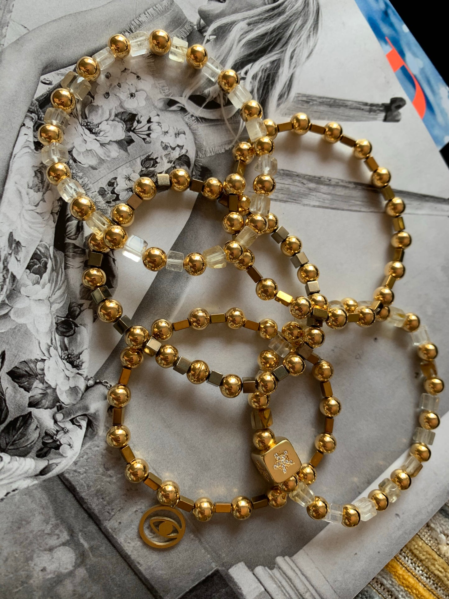Bracelets en perles d'or mélangées