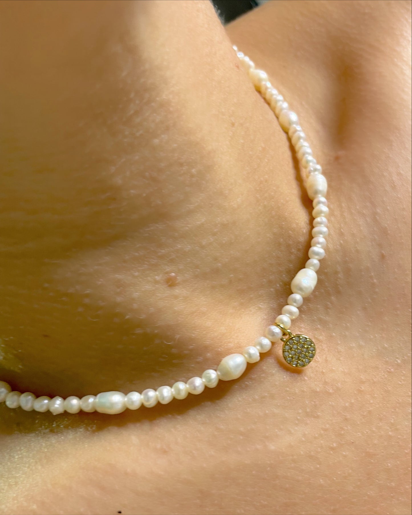 Charm mini perlas naturales circonitas