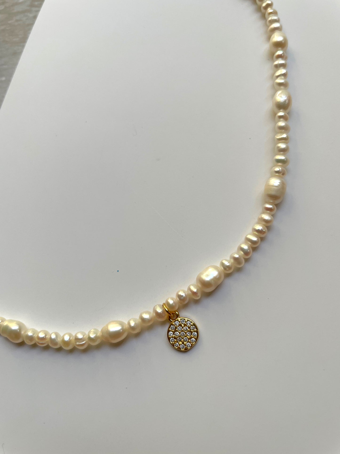 Charm mini perlas naturales circonitas