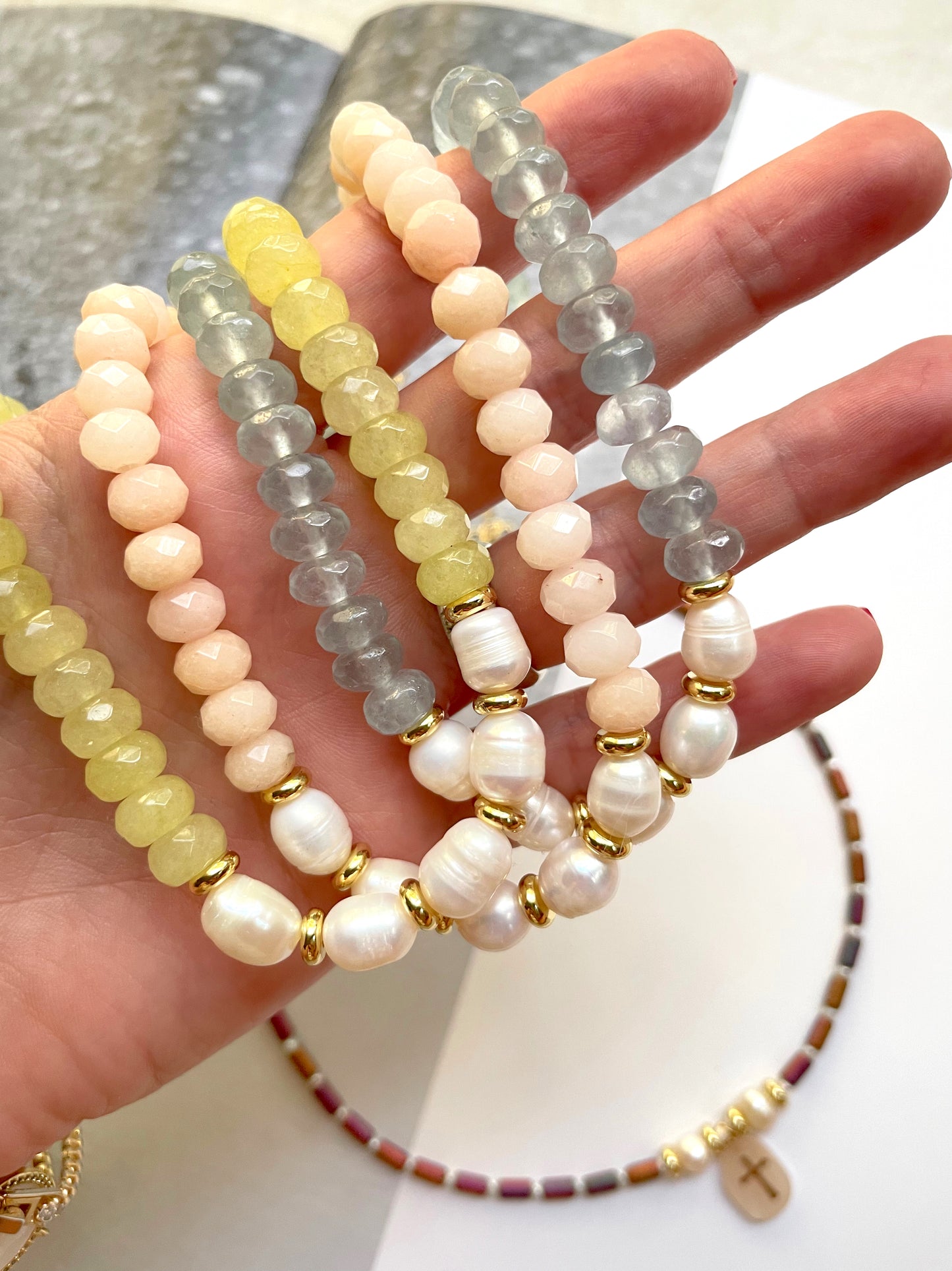 Crystals and pearls necklace