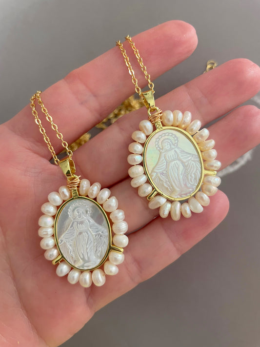 Collier pendentif Médaille Vierge Miraculeuse en nacre perlée