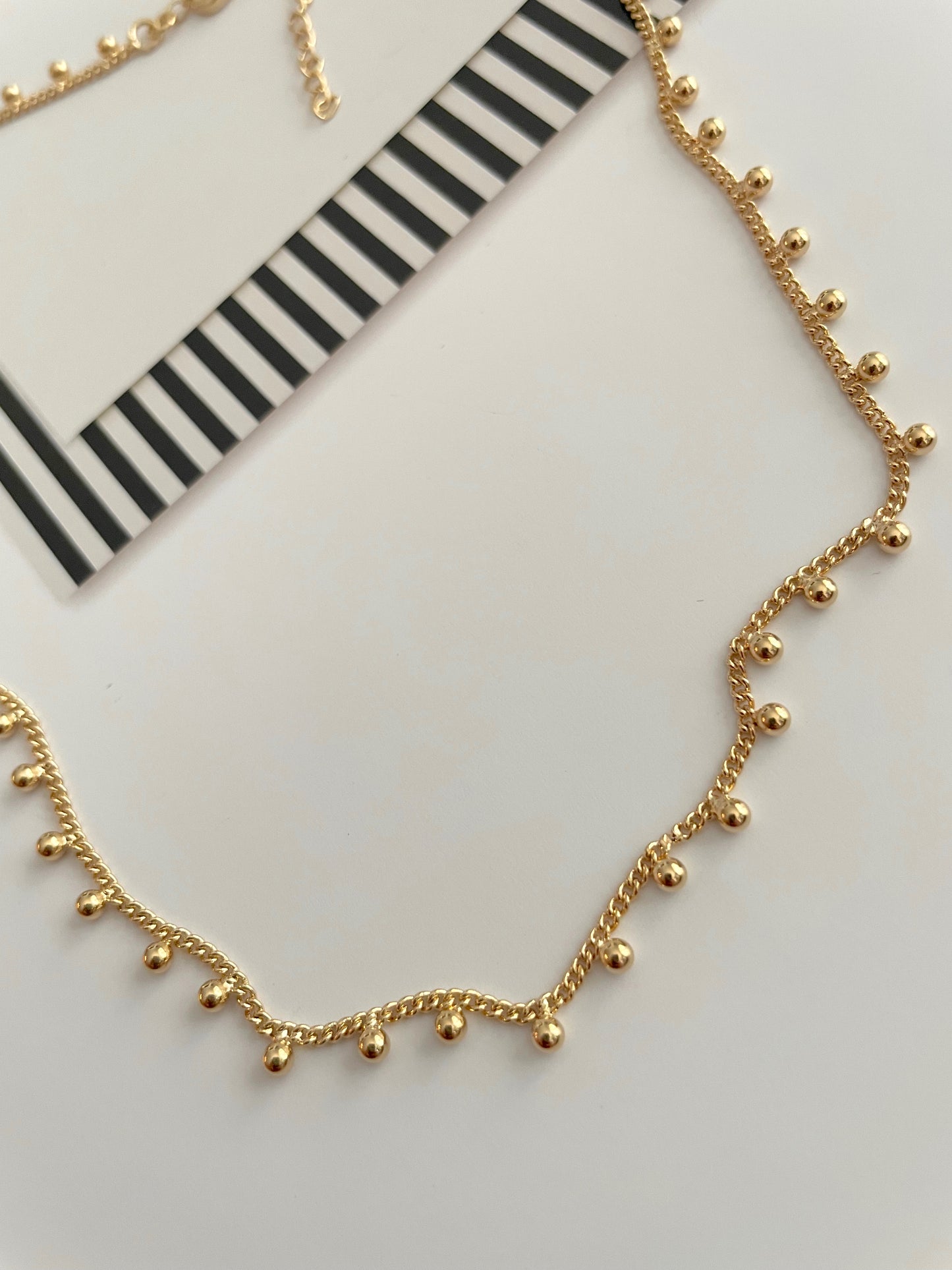 Dots gold necklace